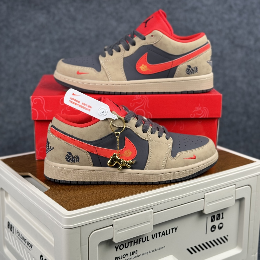 280 Air Jordan 1 Low AJ1 乔1马年限定 摩卡棕红钩 高端定制 低帮复古篮球鞋 QD1988-010-Chinese UA Cheap High Quatity Brand Clothes Bags handbags Sneakers wholesale wholesaler seller from China Factory suppliers Fashion Clothing Shoes best Quality Beautiful Price 280 Air Jordan 1 Low AJ1 乔1马年限定 摩卡棕红钩 高端定制 低帮复古篮球鞋 QD1988-010