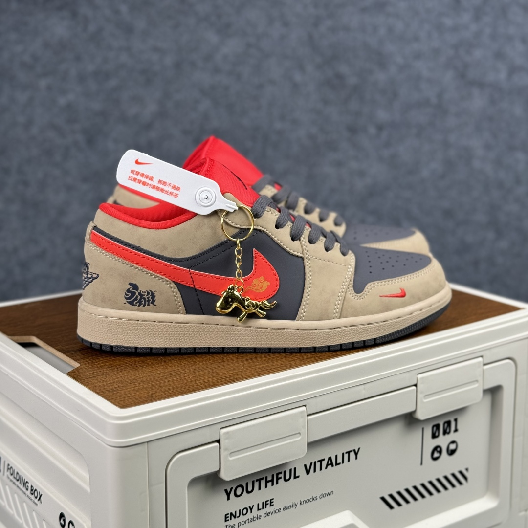 280 Air Jordan 1 Low AJ1 乔1马年限定 摩卡棕红钩 高端定制 低帮复古篮球鞋 QD1988-010-Chinese UA Cheap High Quatity Brand Clothes Bags handbags Sneakers wholesale wholesaler seller from China Factory suppliers Fashion Clothing Shoes best Quality Beautiful Price 280 Air Jordan 1 Low AJ1 乔1马年限定 摩卡棕红钩 高端定制 低帮复古篮球鞋 QD1988-010
