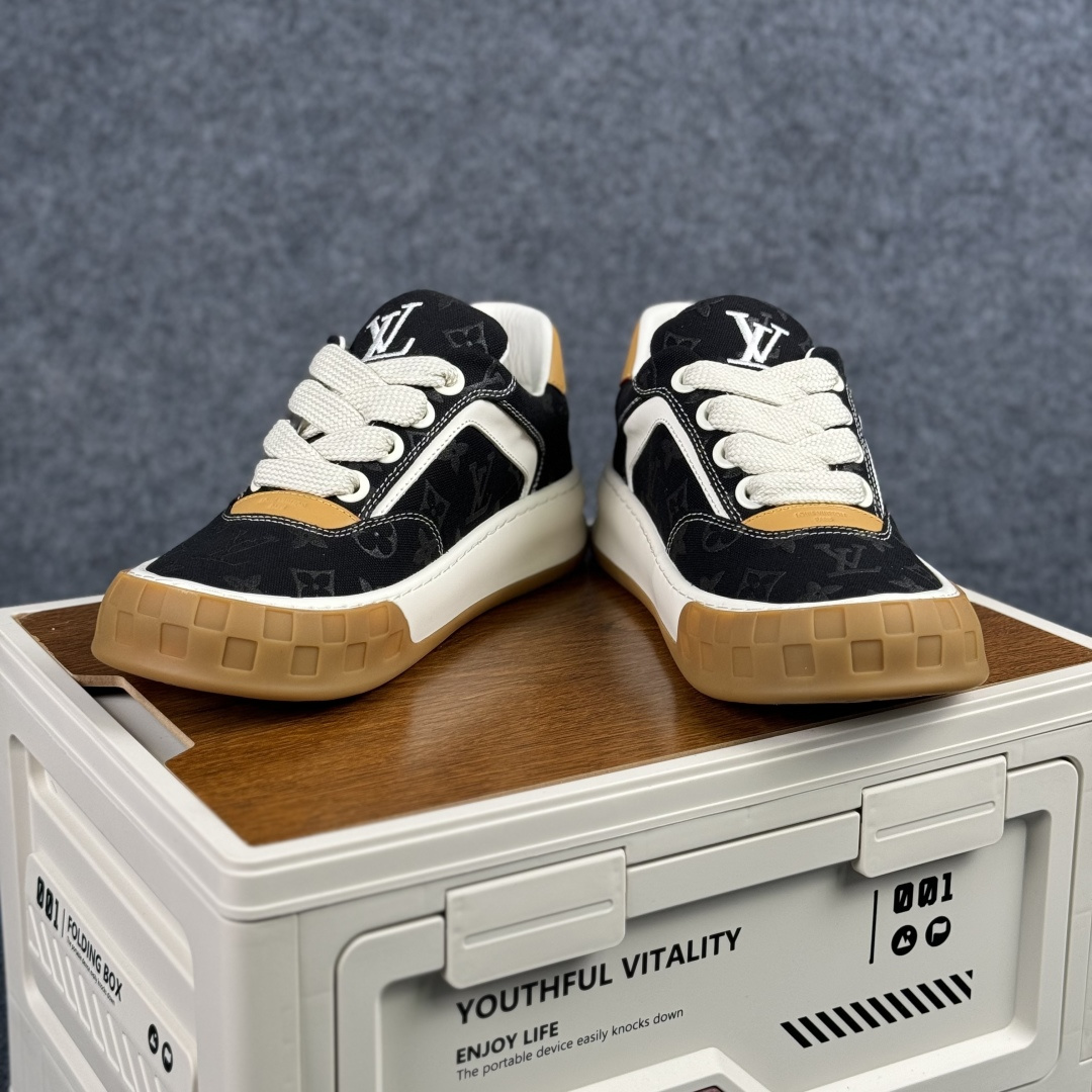 380 正确版黑印花 Louis Vuitton Tilted 系列2026早春款全新版上架 倾斜系列低帮复古休闲运动文化百搭板鞋“LV组合tpu生胶底”1AJAM2-Chinese UA Cheap High Quatity Brand Clothes Bags handbags Sneakers wholesale wholesaler seller from China Factory suppliers Fashion Clothing Shoes best Quality Beautiful Price 380 正确版黑印花 Louis Vuitton Tilted 系列2026早春款全新版上架 倾斜系列低帮复古休闲运动文化百搭板鞋“LV组合tpu生胶底”1AJAM2