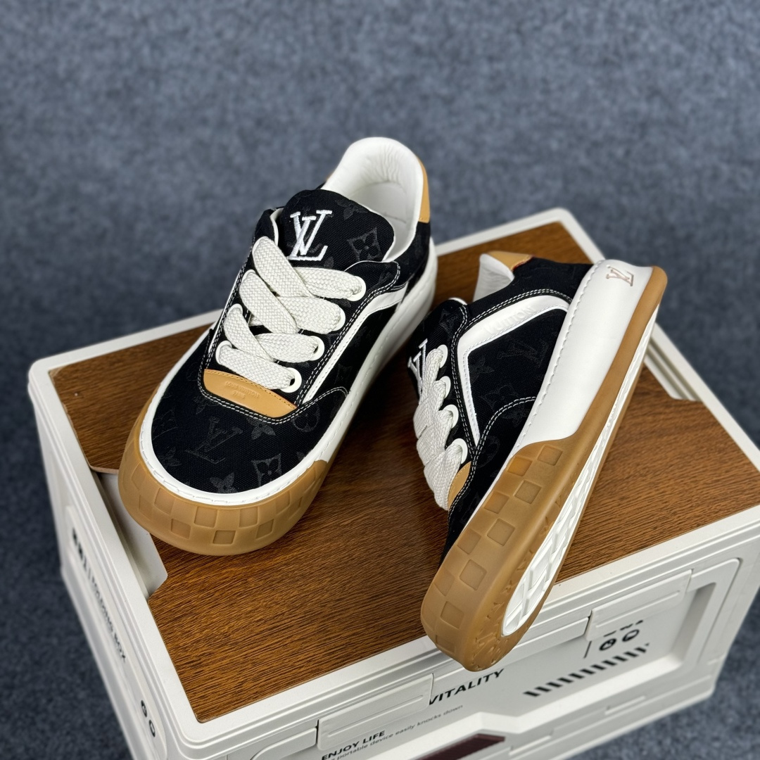 380 正确版黑印花 Louis Vuitton Tilted 系列2026早春款全新版上架 倾斜系列低帮复古休闲运动文化百搭板鞋“LV组合tpu生胶底”1AJAM2-Chinese UA Cheap High Quatity Brand Clothes Bags handbags Sneakers wholesale wholesaler seller from China Factory suppliers Fashion Clothing Shoes best Quality Beautiful Price 380 正确版黑印花 Louis Vuitton Tilted 系列2026早春款全新版上架 倾斜系列低帮复古休闲运动文化百搭板鞋“LV组合tpu生胶底”1AJAM2