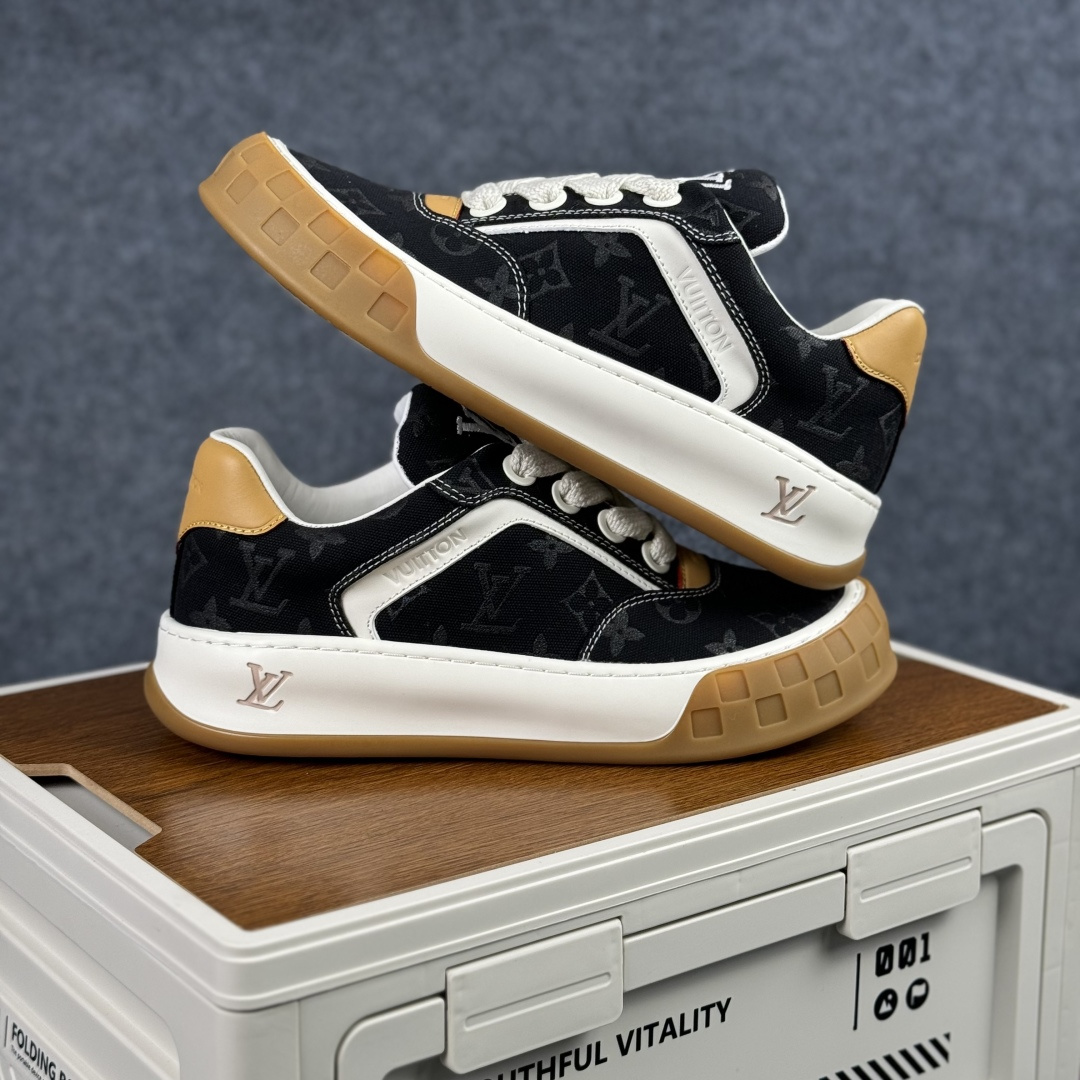 380 正确版黑印花 Louis Vuitton Tilted 系列2026早春款全新版上架 倾斜系列低帮复古休闲运动文化百搭板鞋“LV组合tpu生胶底”1AJAM2-Chinese UA Cheap High Quatity Brand Clothes Bags handbags Sneakers wholesale wholesaler seller from China Factory suppliers Fashion Clothing Shoes best Quality Beautiful Price 380 正确版黑印花 Louis Vuitton Tilted 系列2026早春款全新版上架 倾斜系列低帮复古休闲运动文化百搭板鞋“LV组合tpu生胶底”1AJAM2