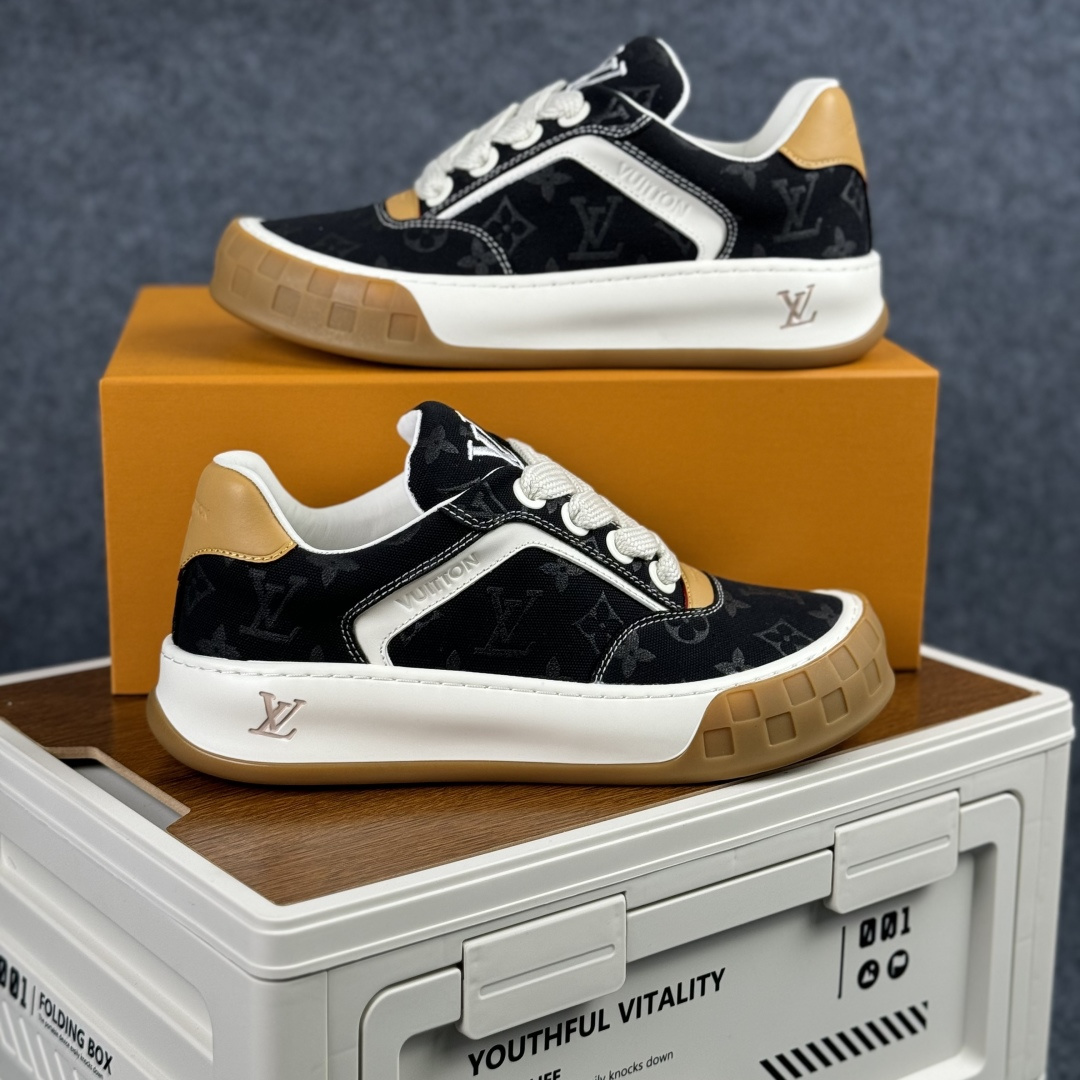 380 正确版黑印花 Louis Vuitton Tilted 系列2026早春款全新版上架 倾斜系列低帮复古休闲运动文化百搭板鞋“LV组合tpu生胶底”1AJAM2-Chinese UA Cheap High Quatity Brand Clothes Bags handbags Sneakers wholesale wholesaler seller from China Factory suppliers Fashion Clothing Shoes best Quality Beautiful Price 380 正确版黑印花 Louis Vuitton Tilted 系列2026早春款全新版上架 倾斜系列低帮复古休闲运动文化百搭板鞋“LV组合tpu生胶底”1AJAM2