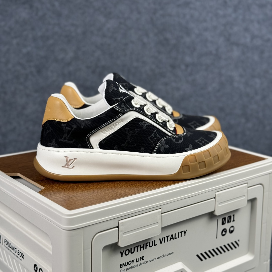 380 正确版黑印花 Louis Vuitton Tilted 系列2026早春款全新版上架 倾斜系列低帮复古休闲运动文化百搭板鞋“LV组合tpu生胶底”1AJAM2-Chinese UA Cheap High Quatity Brand Clothes Bags handbags Sneakers wholesale wholesaler seller from China Factory suppliers Fashion Clothing Shoes best Quality Beautiful Price 380 正确版黑印花 Louis Vuitton Tilted 系列2026早春款全新版上架 倾斜系列低帮复古休闲运动文化百搭板鞋“LV组合tpu生胶底”1AJAM2