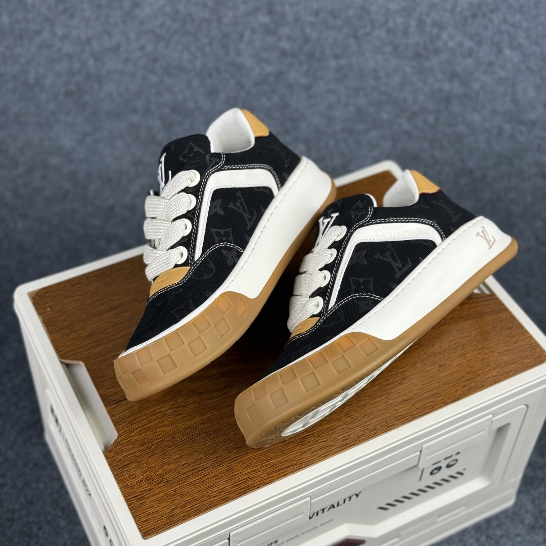 380 正确版黑印花 Louis Vuitton Tilted 系列2026早春款全新版上架 倾斜系列低帮复古休闲运动文化百搭板鞋“LV组合tpu生胶底”1AJAM2-Chinese UA Cheap High Quatity Brand Clothes Bags handbags Sneakers wholesale wholesaler seller from China Factory suppliers Fashion Clothing Shoes best Quality Beautiful Price 380 正确版黑印花 Louis Vuitton Tilted 系列2026早春款全新版上架 倾斜系列低帮复古休闲运动文化百搭板鞋“LV组合tpu生胶底”1AJAM2
