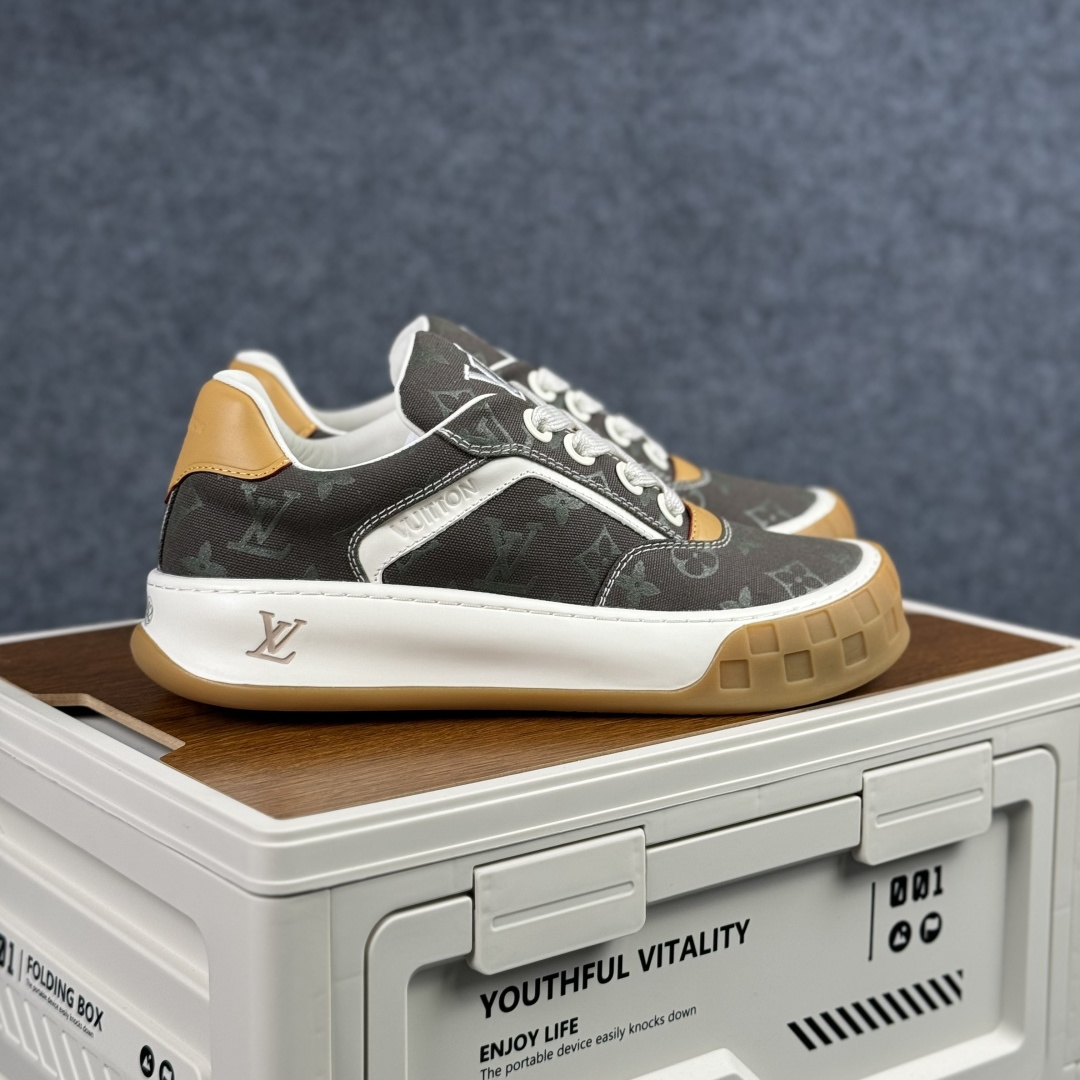380 正确版灰印花 Louis Vuitton Tilted 倾斜系列低帮复古休闲运动文化百搭板鞋“LV组合tpu生胶底”1AJAM2-Chinese UA Cheap High Quatity Brand Clothes Bags handbags Sneakers wholesale wholesaler seller from China Factory suppliers Fashion Clothing Shoes best Quality Beautiful Price 380 正确版灰印花 Louis Vuitton Tilted 倾斜系列低帮复古休闲运动文化百搭板鞋“LV组合tpu生胶底”1AJAM2