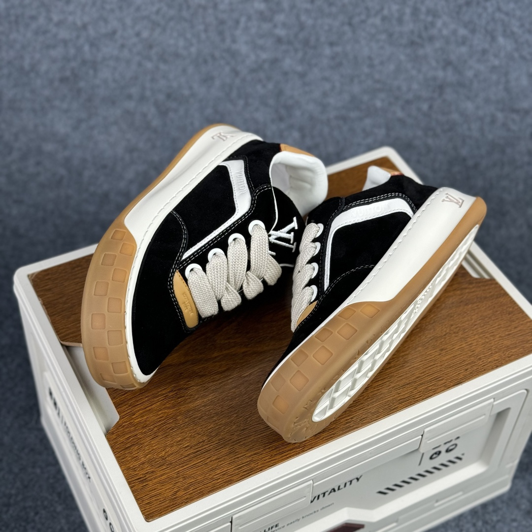 380 LOUIS VUITTON Tilted Low Sneakers 倾斜系列低帮复古休闲运动文化百搭板鞋“LV组合tpu生胶底”1AJAM2