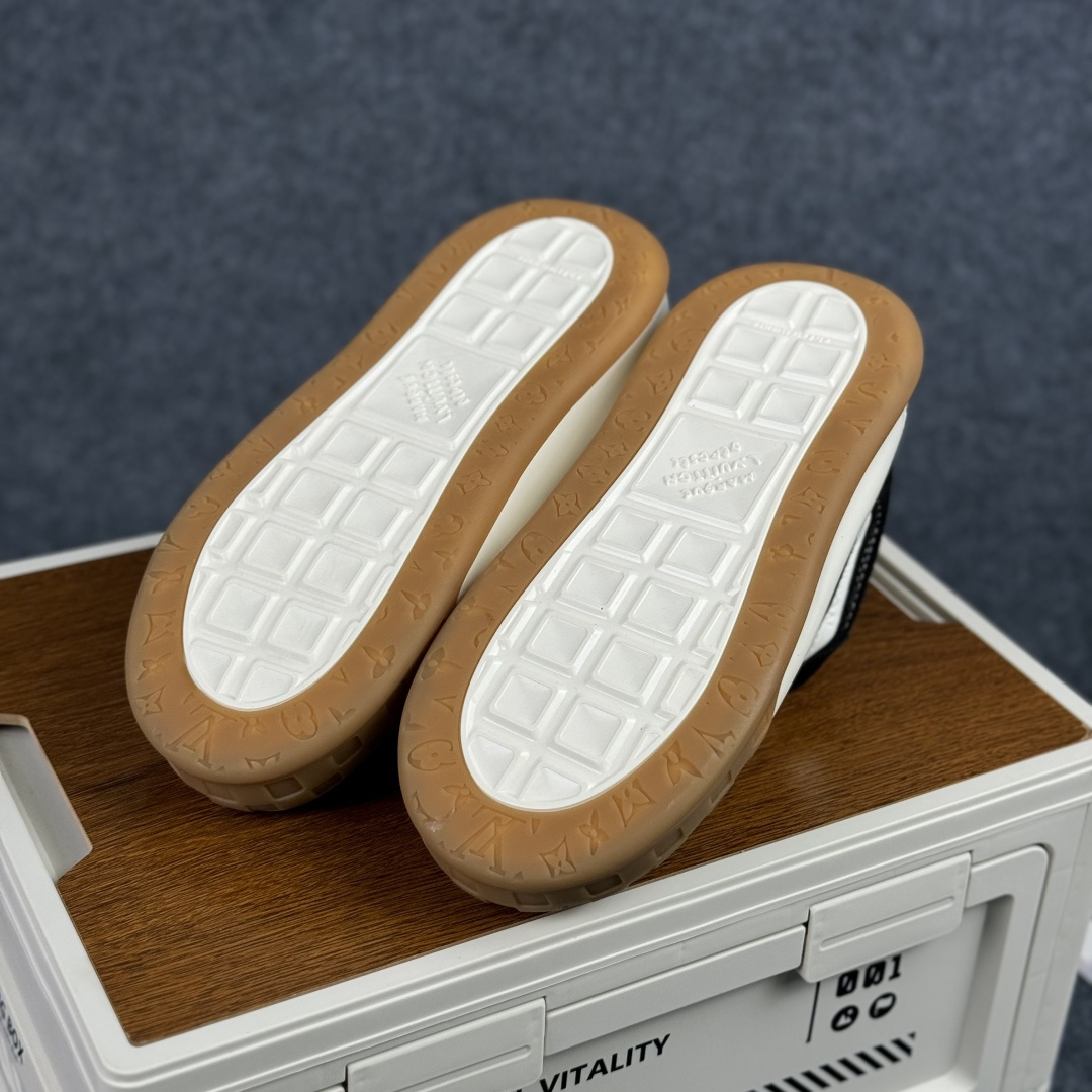 380 LOUIS VUITTON Tilted Low Sneakers 倾斜系列低帮复古休闲运动文化百搭板鞋“LV组合tpu生胶底”1AJAM2
