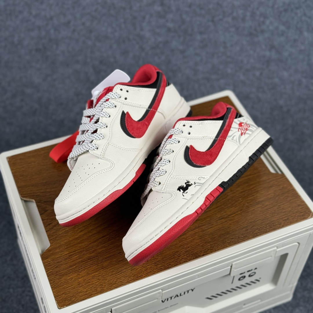 280 Nike Dunk Low Retro ‘DIY 马年限定 高端定制’耐克 低帮休闲运动板鞋 CX5050-Y61-Chinese UA Cheap High Quatity Brand Clothes Bags handbags Sneakers wholesale wholesaler seller from China Factory suppliers Fashion Clothing Shoes best Quality Beautiful Price 280 Nike Dunk Low Retro ‘DIY 马年限定 高端定制’耐克 低帮休闲运动板鞋 CX5050-Y61