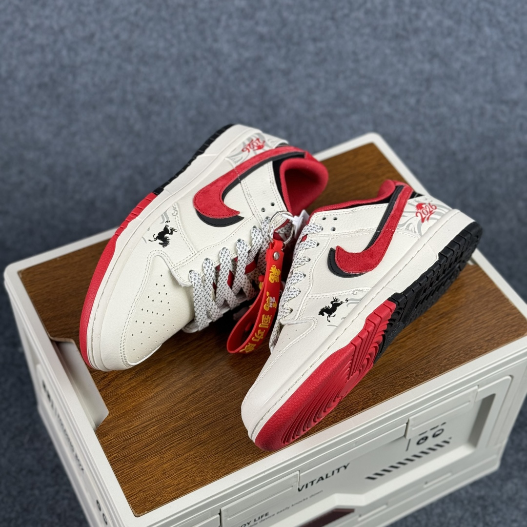 280 Nike Dunk Low Retro ‘DIY 马年限定 高端定制’耐克 低帮休闲运动板鞋 CX5050-Y61-Chinese UA Cheap High Quatity Brand Clothes Bags handbags Sneakers wholesale wholesaler seller from China Factory suppliers Fashion Clothing Shoes best Quality Beautiful Price 280 Nike Dunk Low Retro ‘DIY 马年限定 高端定制’耐克 低帮休闲运动板鞋 CX5050-Y61