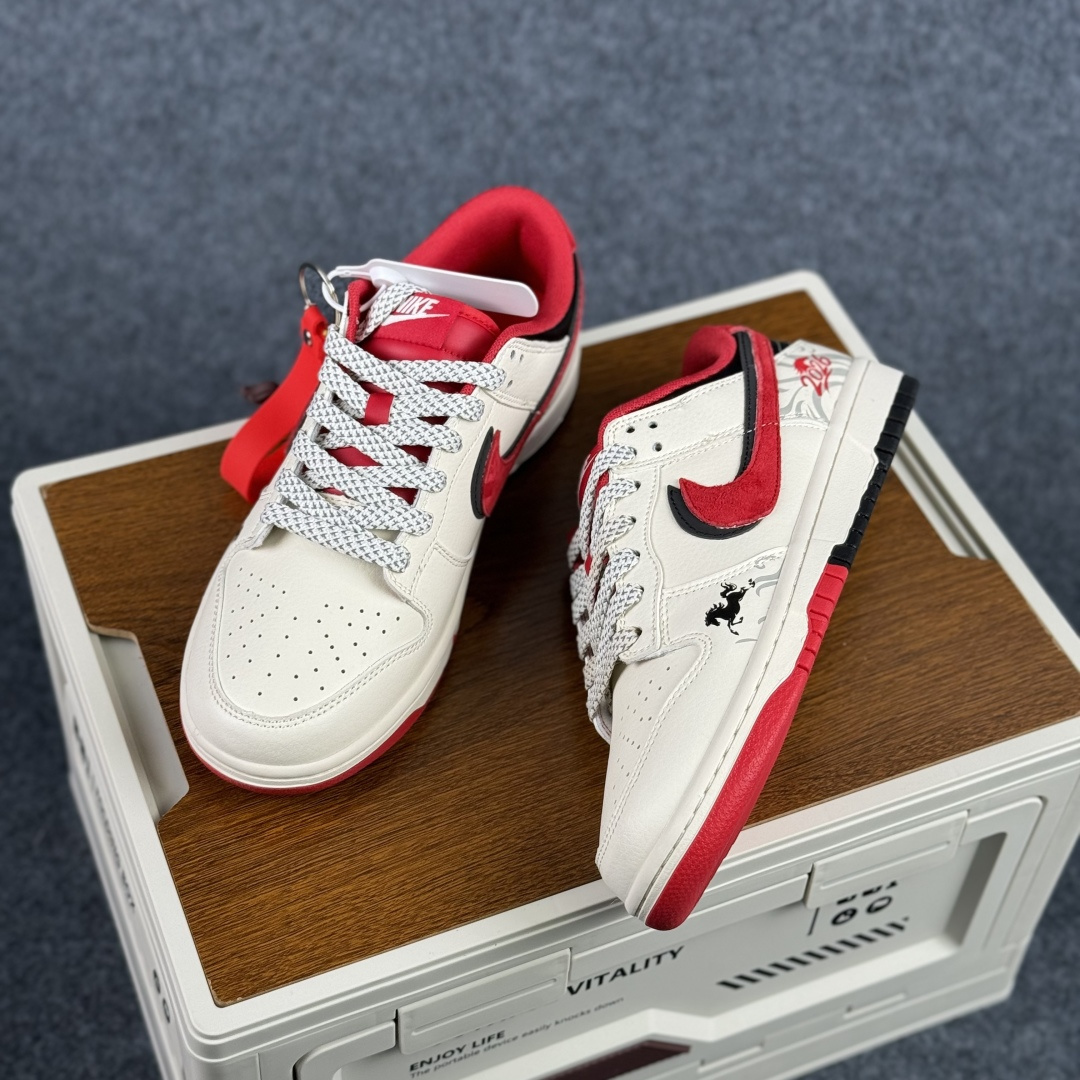 280 Nike Dunk Low Retro ‘DIY 马年限定 高端定制’耐克 低帮休闲运动板鞋 CX5050-Y61-Chinese UA Cheap High Quatity Brand Clothes Bags handbags Sneakers wholesale wholesaler seller from China Factory suppliers Fashion Clothing Shoes best Quality Beautiful Price 280 Nike Dunk Low Retro ‘DIY 马年限定 高端定制’耐克 低帮休闲运动板鞋 CX5050-Y61