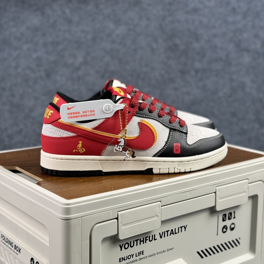 280 Nike Dunk Low Retro ‘DIY 马年限定 高端定制’耐克 低帮休闲运动板鞋 CX5050-Y63-Chinese UA Cheap High Quatity Brand Clothes Bags handbags Sneakers wholesale wholesaler seller from China Factory suppliers Fashion Clothing Shoes best Quality Beautiful Price 280 Nike Dunk Low Retro ‘DIY 马年限定 高端定制’耐克 低帮休闲运动板鞋 CX5050-Y63