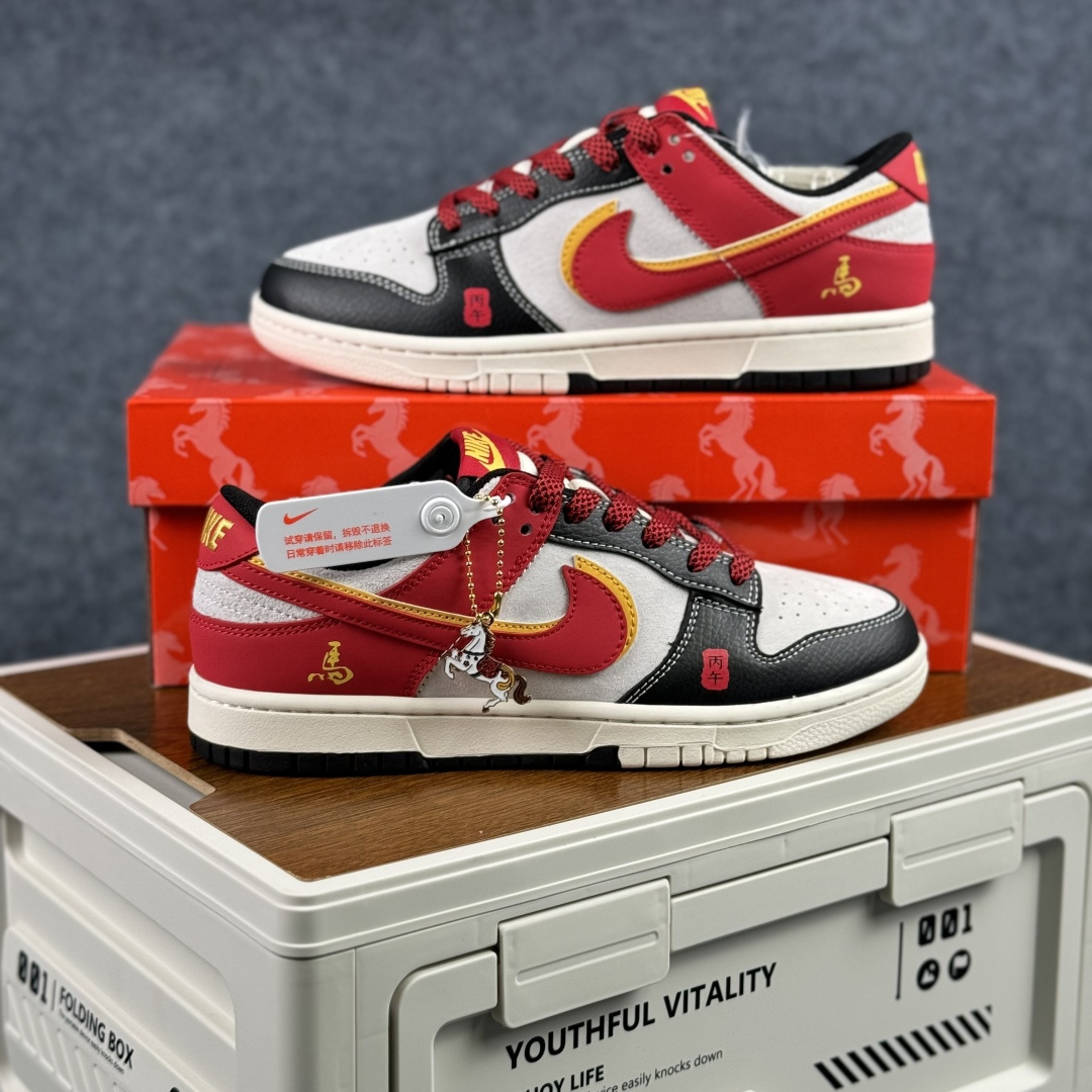 280 Nike Dunk Low Retro ‘DIY 马年限定 高端定制’耐克 低帮休闲运动板鞋 CX5050-Y63-Chinese UA Cheap High Quatity Brand Clothes Bags handbags Sneakers wholesale wholesaler seller from China Factory suppliers Fashion Clothing Shoes best Quality Beautiful Price 280 Nike Dunk Low Retro ‘DIY 马年限定 高端定制’耐克 低帮休闲运动板鞋 CX5050-Y63