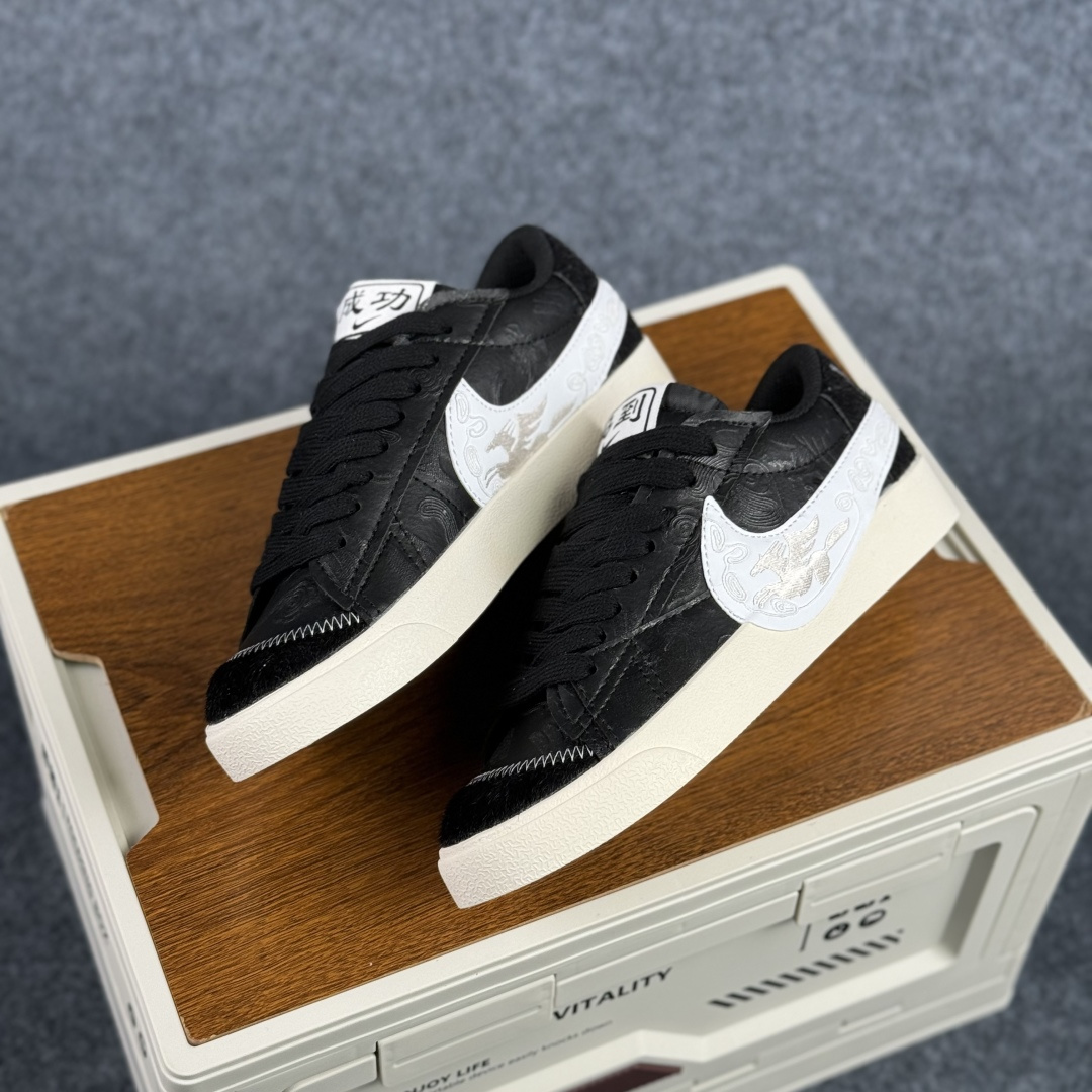 160 Nike Blazer Low '77 Jumbo 马年限定 定制开拓者 低帮休闲运动板鞋 MN2026-001-Chinese UA Cheap High Quatity Brand Clothes Bags handbags Sneakers wholesale wholesaler seller from China Factory suppliers Fashion Clothing Shoes best Quality Beautiful Price 160 Nike Blazer Low '77 Jumbo 马年限定 定制开拓者 低帮休闲运动板鞋 MN2026-001