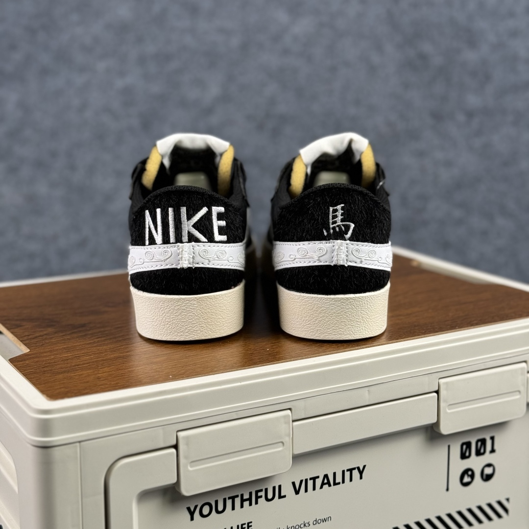 160 Nike Blazer Low '77 Jumbo 马年限定 定制开拓者 低帮休闲运动板鞋 MN2026-001-Chinese UA Cheap High Quatity Brand Clothes Bags handbags Sneakers wholesale wholesaler seller from China Factory suppliers Fashion Clothing Shoes best Quality Beautiful Price 160 Nike Blazer Low '77 Jumbo 马年限定 定制开拓者 低帮休闲运动板鞋 MN2026-001