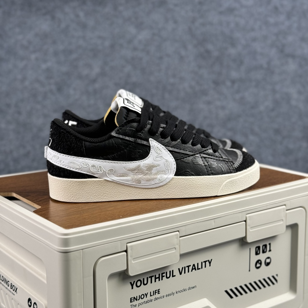 160 Nike Blazer Low '77 Jumbo 马年限定 定制开拓者 低帮休闲运动板鞋 MN2026-001-Chinese UA Cheap High Quatity Brand Clothes Bags handbags Sneakers wholesale wholesaler seller from China Factory suppliers Fashion Clothing Shoes best Quality Beautiful Price 160 Nike Blazer Low '77 Jumbo 马年限定 定制开拓者 低帮休闲运动板鞋 MN2026-001