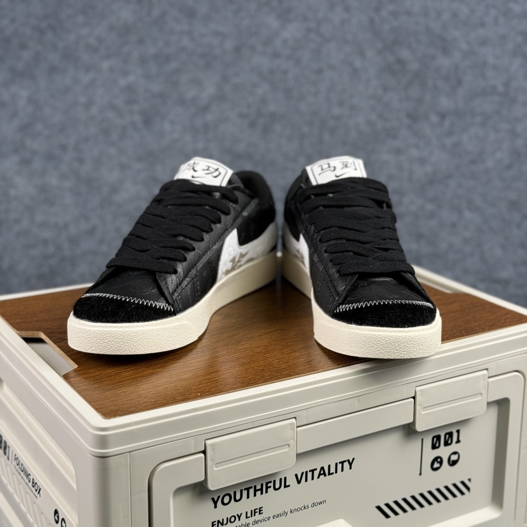 160 Nike Blazer Low '77 Jumbo 马年限定 定制开拓者 低帮休闲运动板鞋 MN2026-001-Chinese UA Cheap High Quatity Brand Clothes Bags handbags Sneakers wholesale wholesaler seller from China Factory suppliers Fashion Clothing Shoes best Quality Beautiful Price 160 Nike Blazer Low '77 Jumbo 马年限定 定制开拓者 低帮休闲运动板鞋 MN2026-001