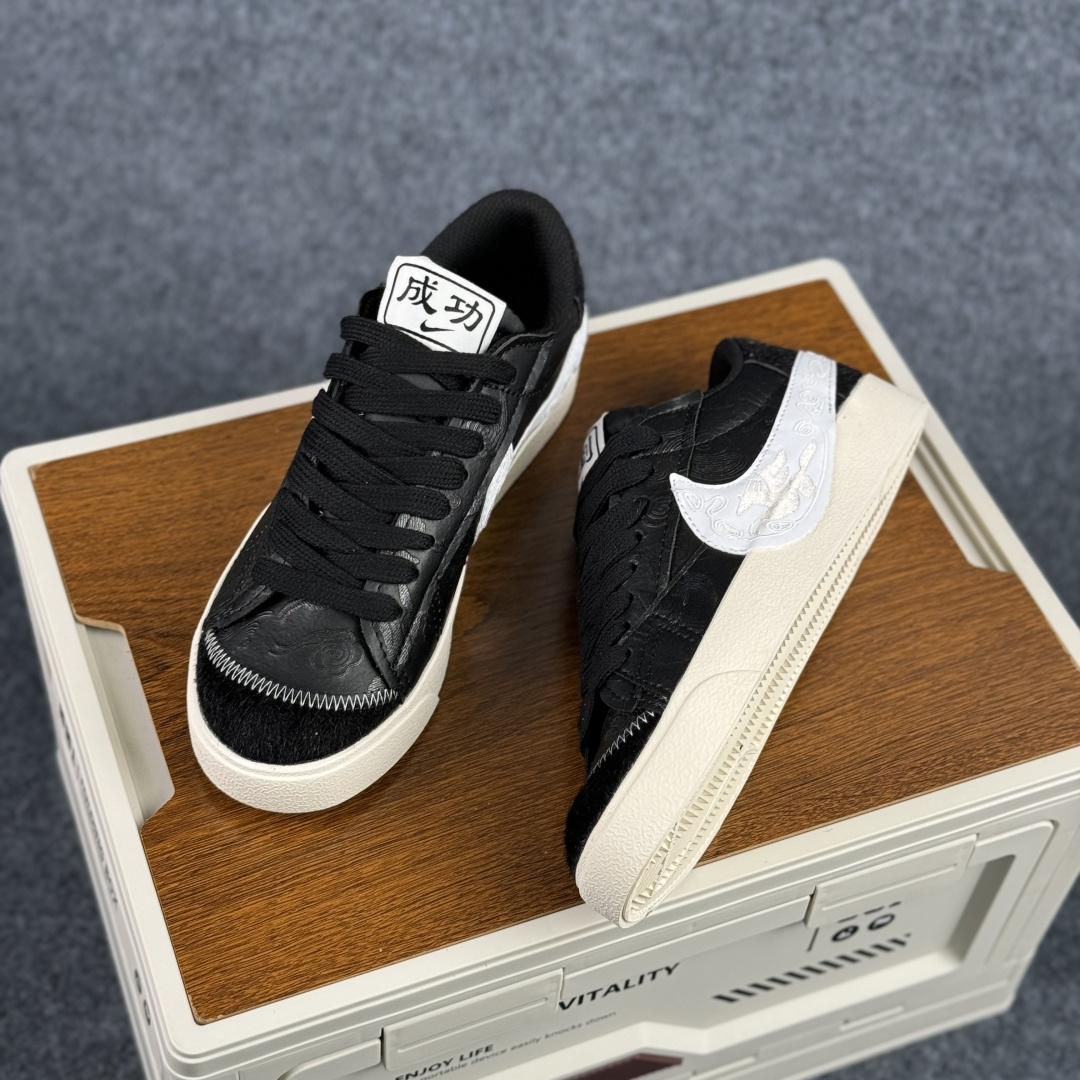160 Nike Blazer Low '77 Jumbo 马年限定 定制开拓者 低帮休闲运动板鞋 MN2026-001-Chinese UA Cheap High Quatity Brand Clothes Bags handbags Sneakers wholesale wholesaler seller from China Factory suppliers Fashion Clothing Shoes best Quality Beautiful Price 160 Nike Blazer Low '77 Jumbo 马年限定 定制开拓者 低帮休闲运动板鞋 MN2026-001
