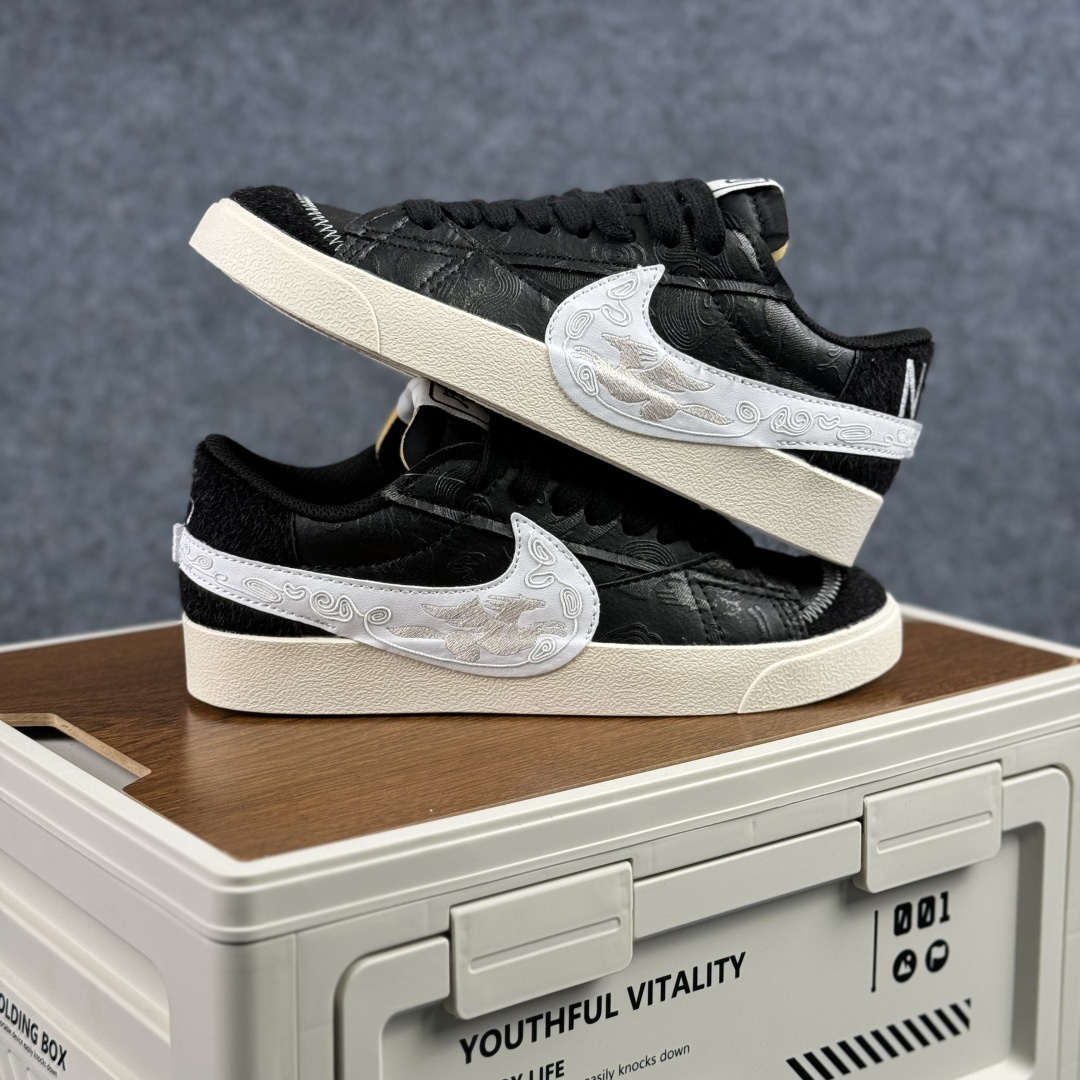 160 Nike Blazer Low '77 Jumbo 马年限定 定制开拓者 低帮休闲运动板鞋 MN2026-001-Chinese UA Cheap High Quatity Brand Clothes Bags handbags Sneakers wholesale wholesaler seller from China Factory suppliers Fashion Clothing Shoes best Quality Beautiful Price 160 Nike Blazer Low '77 Jumbo 马年限定 定制开拓者 低帮休闲运动板鞋 MN2026-001