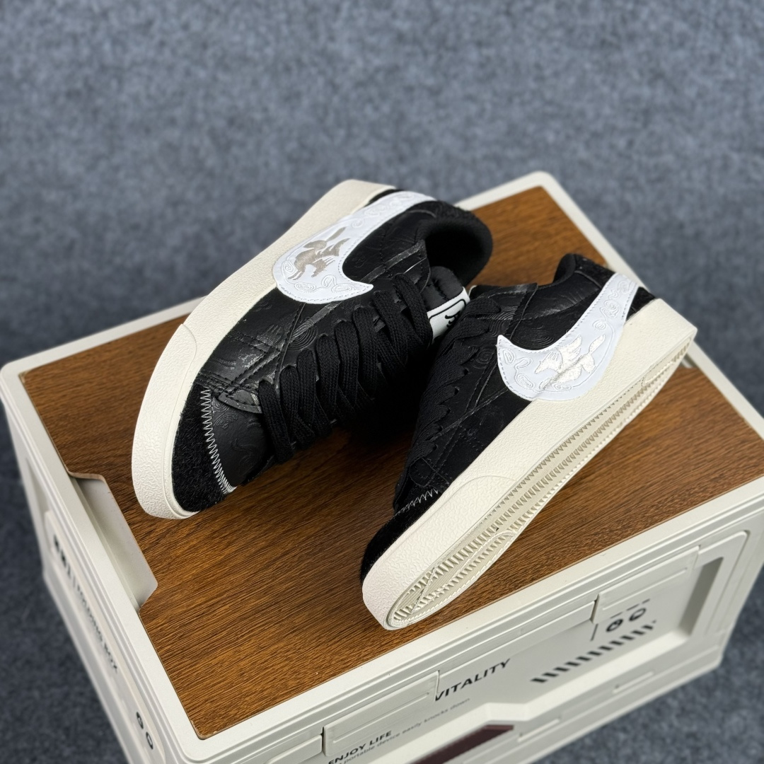 160 Nike Blazer Low '77 Jumbo 马年限定 定制开拓者 低帮休闲运动板鞋 MN2026-001-Chinese UA Cheap High Quatity Brand Clothes Bags handbags Sneakers wholesale wholesaler seller from China Factory suppliers Fashion Clothing Shoes best Quality Beautiful Price 160 Nike Blazer Low '77 Jumbo 马年限定 定制开拓者 低帮休闲运动板鞋 MN2026-001
