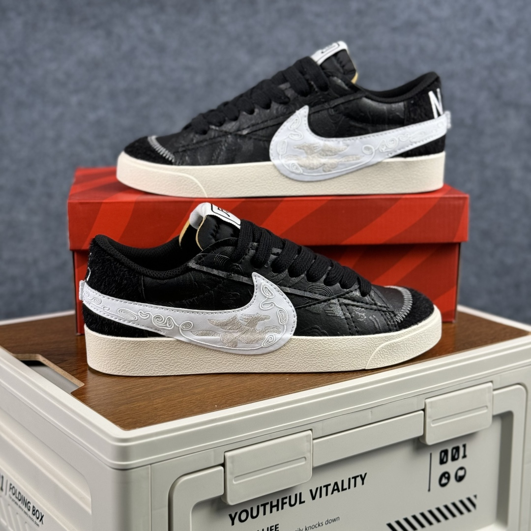 160 Nike Blazer Low '77 Jumbo 马年限定 定制开拓者 低帮休闲运动板鞋 MN2026-001-Chinese UA Cheap High Quatity Brand Clothes Bags handbags Sneakers wholesale wholesaler seller from China Factory suppliers Fashion Clothing Shoes best Quality Beautiful Price 160 Nike Blazer Low '77 Jumbo 马年限定 定制开拓者 低帮休闲运动板鞋 MN2026-001