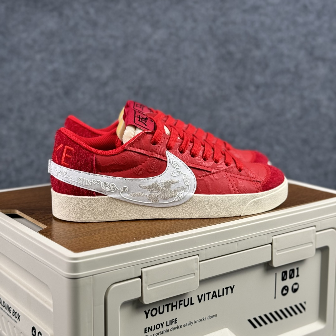 160 Nike Blazer Low '77 Jumbo 马年限定 定制开拓者 低帮休闲运动板鞋 MN2026-002-Chinese UA Cheap High Quatity Brand Clothes Bags handbags Sneakers wholesale wholesaler seller from China Factory suppliers Fashion Clothing Shoes best Quality Beautiful Price 160 Nike Blazer Low '77 Jumbo 马年限定 定制开拓者 低帮休闲运动板鞋 MN2026-002