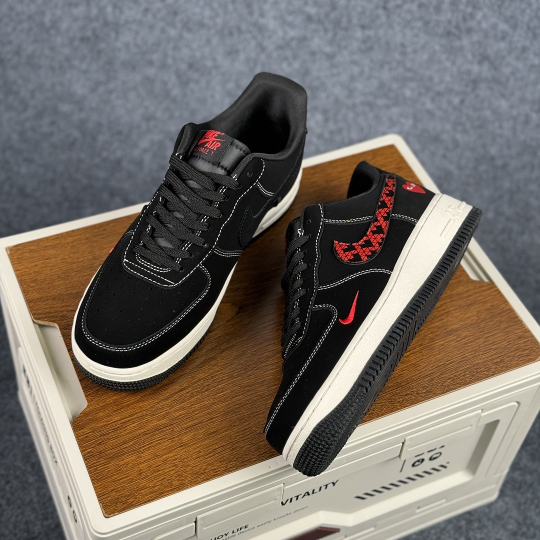 260 Nike Air Force 1'07 Low 川久保玲联名 磨砂黑红爱心 空军一号低帮休闲板鞋 LD1999-007-Chinese UA Cheap High Quatity Brand Clothes Bags handbags Sneakers wholesale wholesaler seller from China Factory suppliers Fashion Clothing Shoes best Quality Beautiful Price 260 Nike Air Force 1'07 Low 川久保玲联名 磨砂黑红爱心 空军一号低帮休闲板鞋 LD1999-007