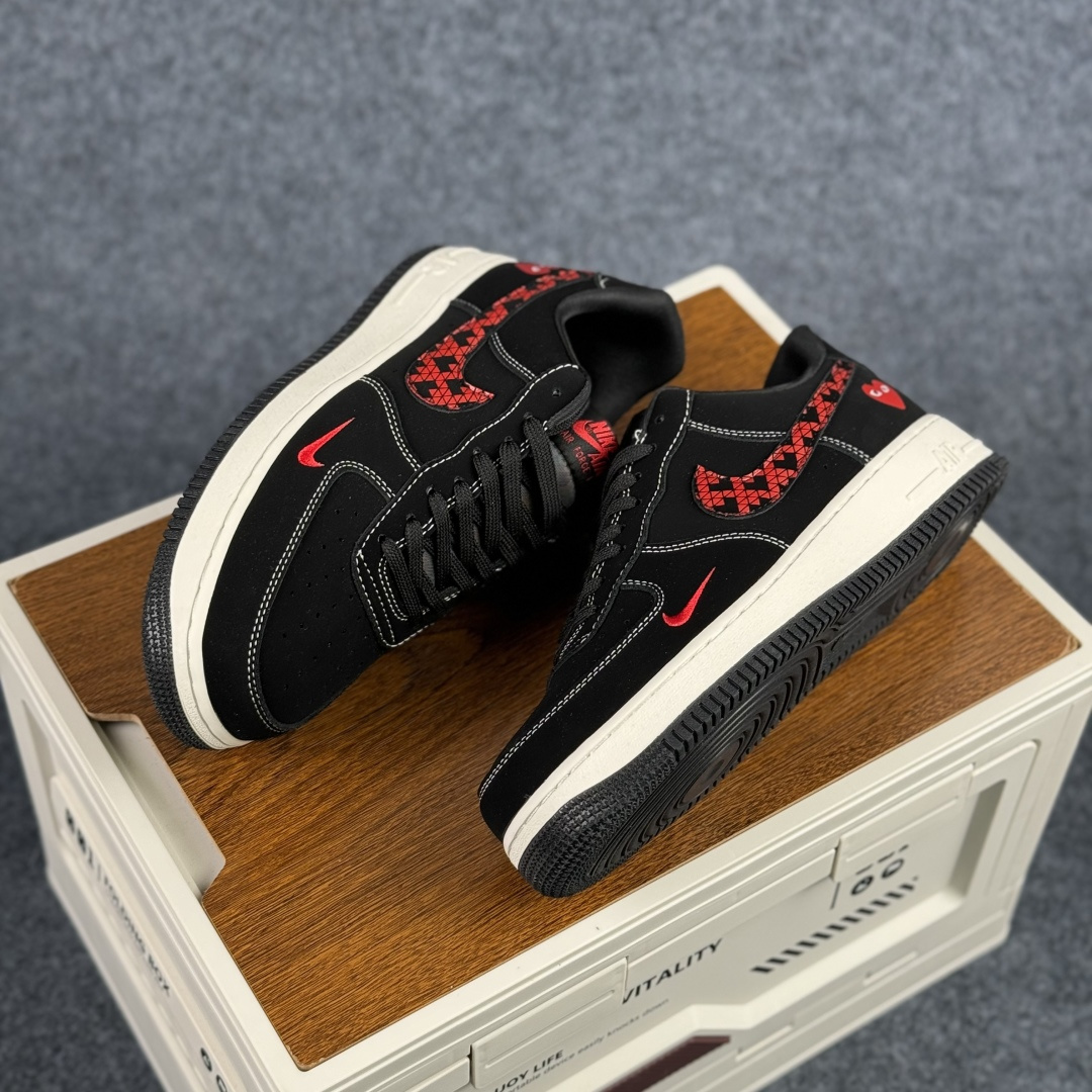 260 Nike Air Force 1'07 Low 川久保玲联名 磨砂黑红爱心 空军一号低帮休闲板鞋 LD1999-007-Chinese UA Cheap High Quatity Brand Clothes Bags handbags Sneakers wholesale wholesaler seller from China Factory suppliers Fashion Clothing Shoes best Quality Beautiful Price 260 Nike Air Force 1'07 Low 川久保玲联名 磨砂黑红爱心 空军一号低帮休闲板鞋 LD1999-007