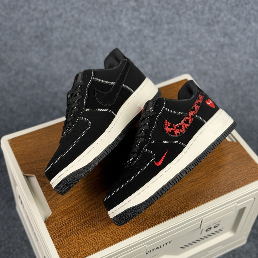 260 Nike Air Force 1'07 Low 川久保玲联名 磨砂黑红爱心 空军一号低帮休闲板鞋 LD1999-007-Chinese UA Cheap High Quatity Brand Clothes Bags handbags Sneakers wholesale wholesaler seller from China Factory suppliers Fashion Clothing Shoes best Quality Beautiful Price 260 Nike Air Force 1'07 Low 川久保玲联名 磨砂黑红爱心 空军一号低帮休闲板鞋 LD1999-007