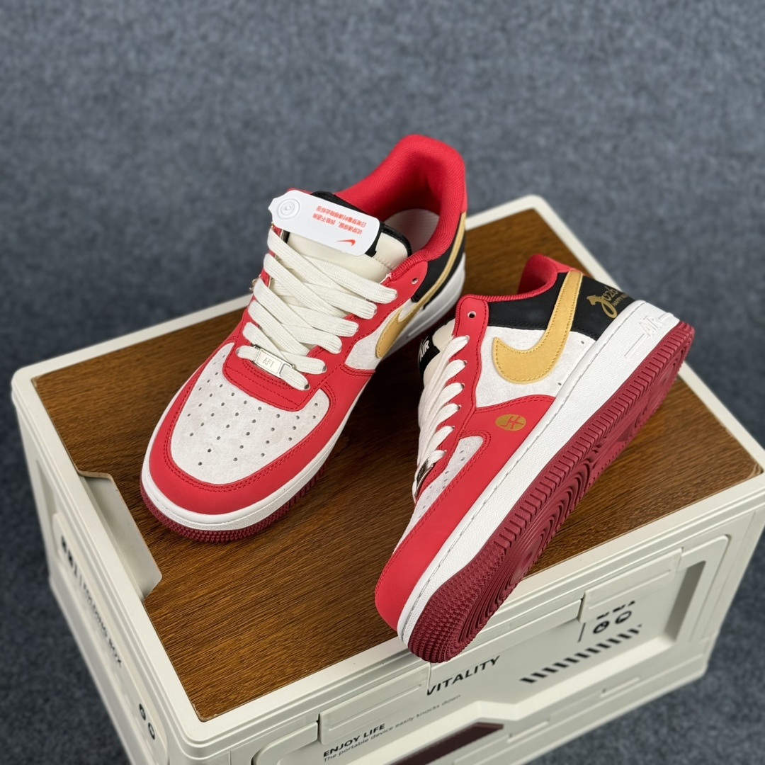 260 Nike Air Force 1'07 Low 马年限定 红黑金撞色 空军一号低帮休闲板鞋 JP2026-139-Chinese UA Cheap High Quatity Brand Clothes Bags handbags Sneakers wholesale wholesaler seller from China Factory suppliers Fashion Clothing Shoes best Quality Beautiful Price 260 Nike Air Force 1'07 Low 马年限定 红黑金撞色 空军一号低帮休闲板鞋 JP2026-139