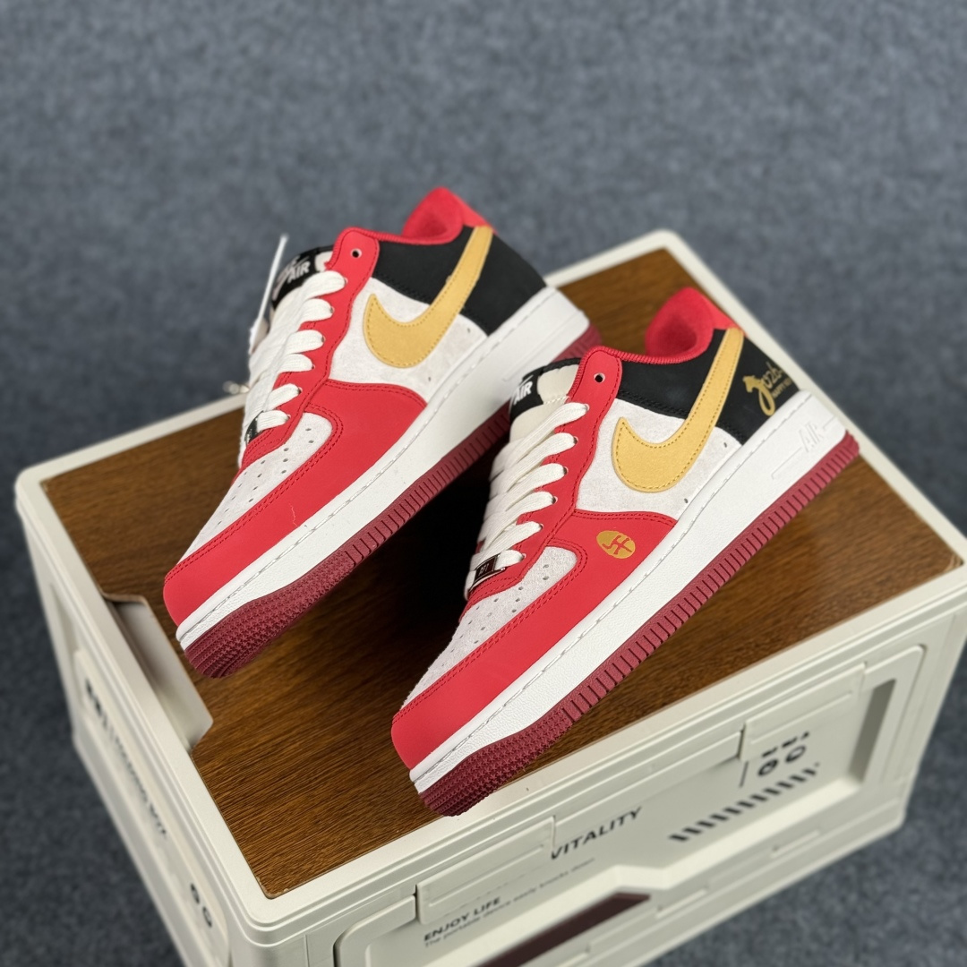 260 Nike Air Force 1'07 Low 马年限定 红黑金撞色 空军一号低帮休闲板鞋 JP2026-139-Chinese UA Cheap High Quatity Brand Clothes Bags handbags Sneakers wholesale wholesaler seller from China Factory suppliers Fashion Clothing Shoes best Quality Beautiful Price 260 Nike Air Force 1'07 Low 马年限定 红黑金撞色 空军一号低帮休闲板鞋 JP2026-139