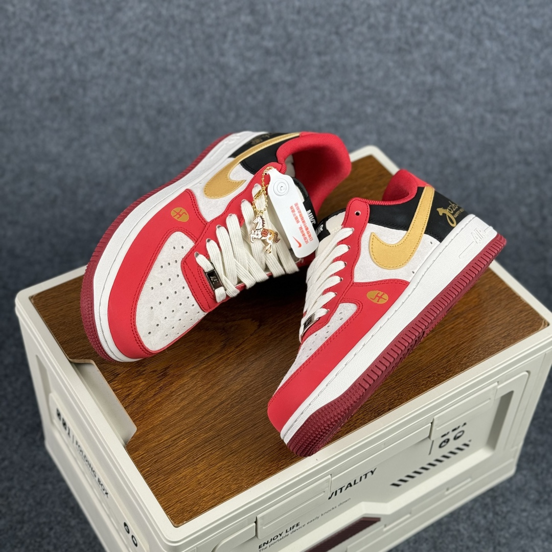 260 Nike Air Force 1'07 Low 马年限定 红黑金撞色 空军一号低帮休闲板鞋 JP2026-139-Chinese UA Cheap High Quatity Brand Clothes Bags handbags Sneakers wholesale wholesaler seller from China Factory suppliers Fashion Clothing Shoes best Quality Beautiful Price 260 Nike Air Force 1'07 Low 马年限定 红黑金撞色 空军一号低帮休闲板鞋 JP2026-139