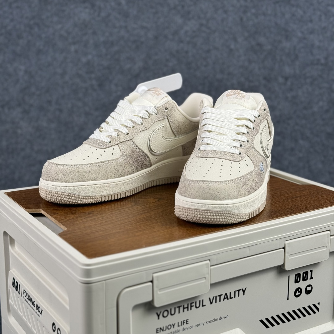 260 Nike Air Force 1'07 Low 联名款 奶油灰调 空军一号低帮休闲板鞋 XL1979-129-Chinese UA Cheap High Quatity Brand Clothes Bags handbags Sneakers wholesale wholesaler seller from China Factory suppliers Fashion Clothing Shoes best Quality Beautiful Price 260 Nike Air Force 1'07 Low 联名款 奶油灰调 空军一号低帮休闲板鞋 XL1979-129