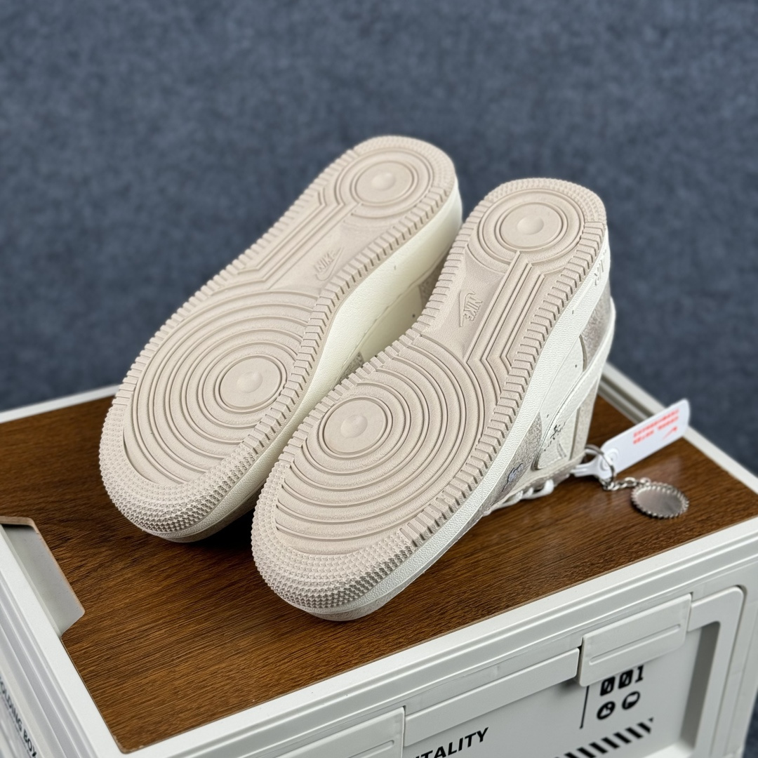 260 Nike Air Force 1'07 Low 联名款 奶油灰调 空军一号低帮休闲板鞋 XL1979-129-Chinese UA Cheap High Quatity Brand Clothes Bags handbags Sneakers wholesale wholesaler seller from China Factory suppliers Fashion Clothing Shoes best Quality Beautiful Price 260 Nike Air Force 1'07 Low 联名款 奶油灰调 空军一号低帮休闲板鞋 XL1979-129