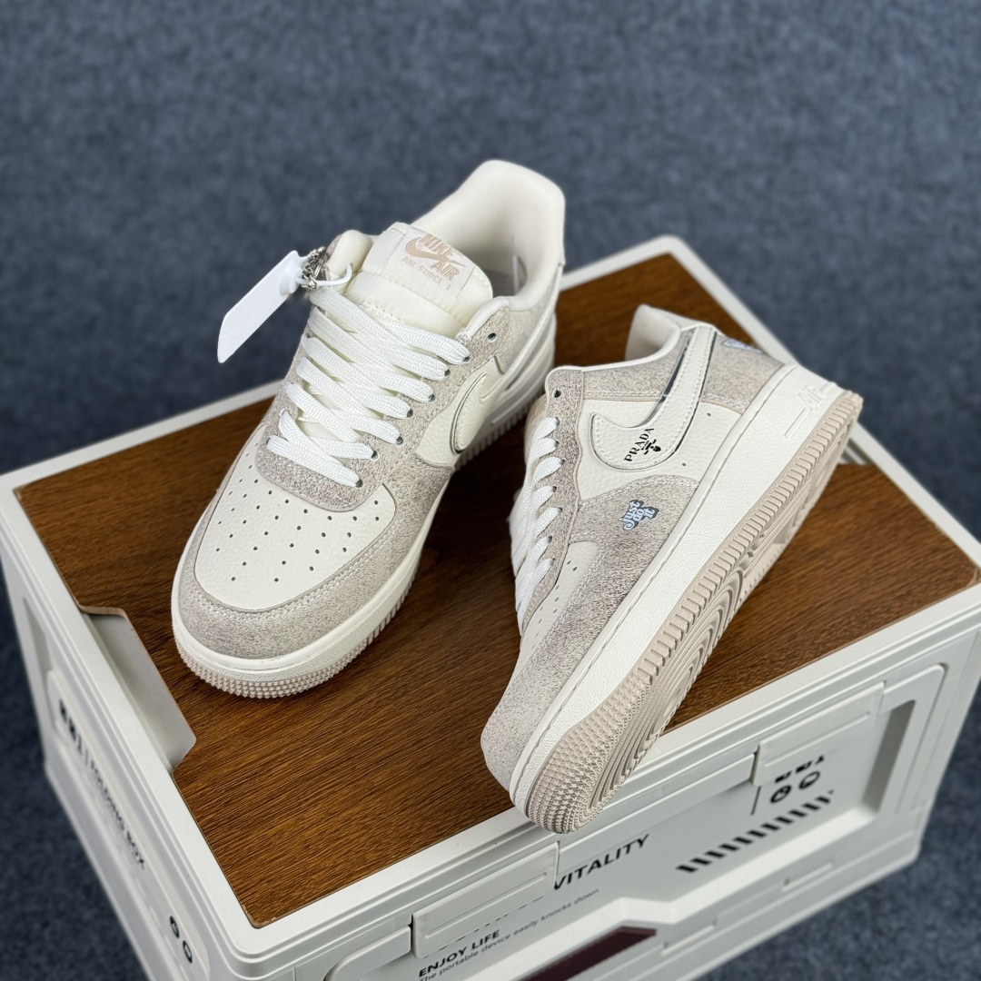 260 Nike Air Force 1'07 Low 联名款 奶油灰调 空军一号低帮休闲板鞋 XL1979-129-Chinese UA Cheap High Quatity Brand Clothes Bags handbags Sneakers wholesale wholesaler seller from China Factory suppliers Fashion Clothing Shoes best Quality Beautiful Price 260 Nike Air Force 1'07 Low 联名款 奶油灰调 空军一号低帮休闲板鞋 XL1979-129