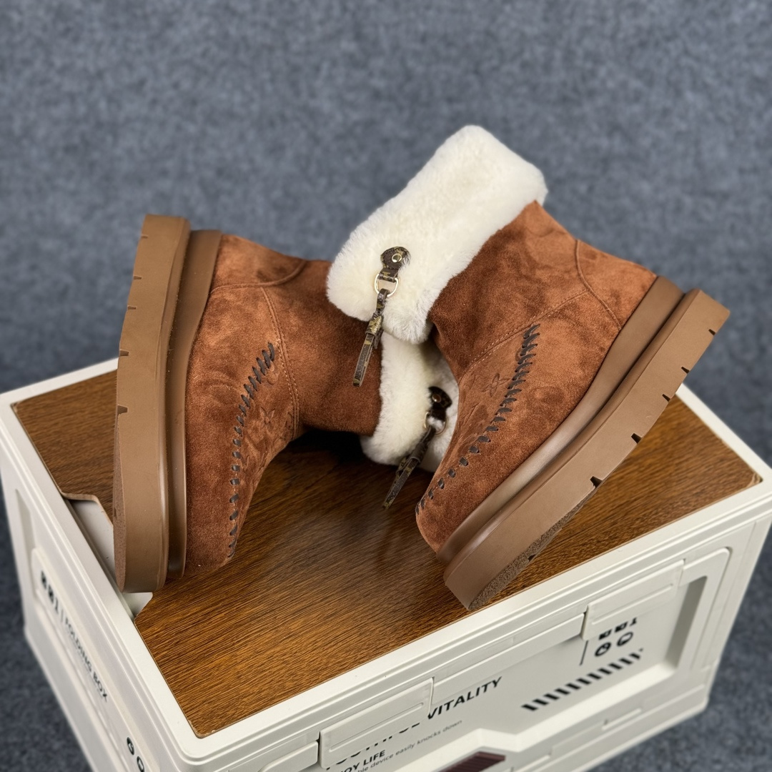 420 顶级版本 LV路易威登L家 驴牌 Cortina系列 毛靴 雪地靴 短靴-Chinese UA Cheap High Quatity Brand Clothes Bags handbags Sneakers wholesale wholesaler seller from China Factory suppliers Fashion Clothing Shoes best Quality Beautiful Price 420 顶级版本 LV路易威登L家 驴牌 Cortina系列 毛靴 雪地靴 短靴