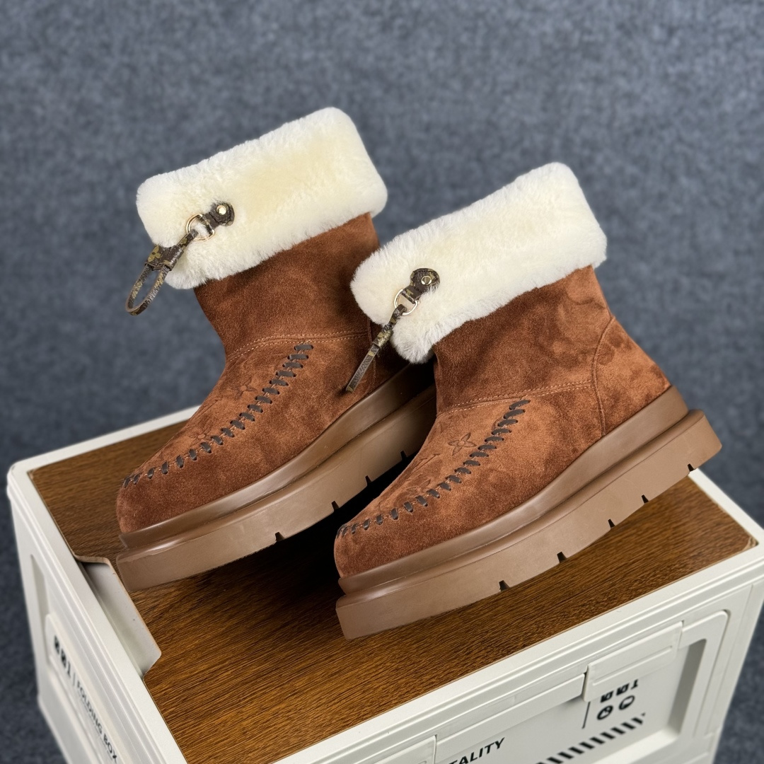 420 顶级版本 LV路易威登L家 驴牌 Cortina系列 毛靴 雪地靴 短靴-Chinese UA Cheap High Quatity Brand Clothes Bags handbags Sneakers wholesale wholesaler seller from China Factory suppliers Fashion Clothing Shoes best Quality Beautiful Price 420 顶级版本 LV路易威登L家 驴牌 Cortina系列 毛靴 雪地靴 短靴