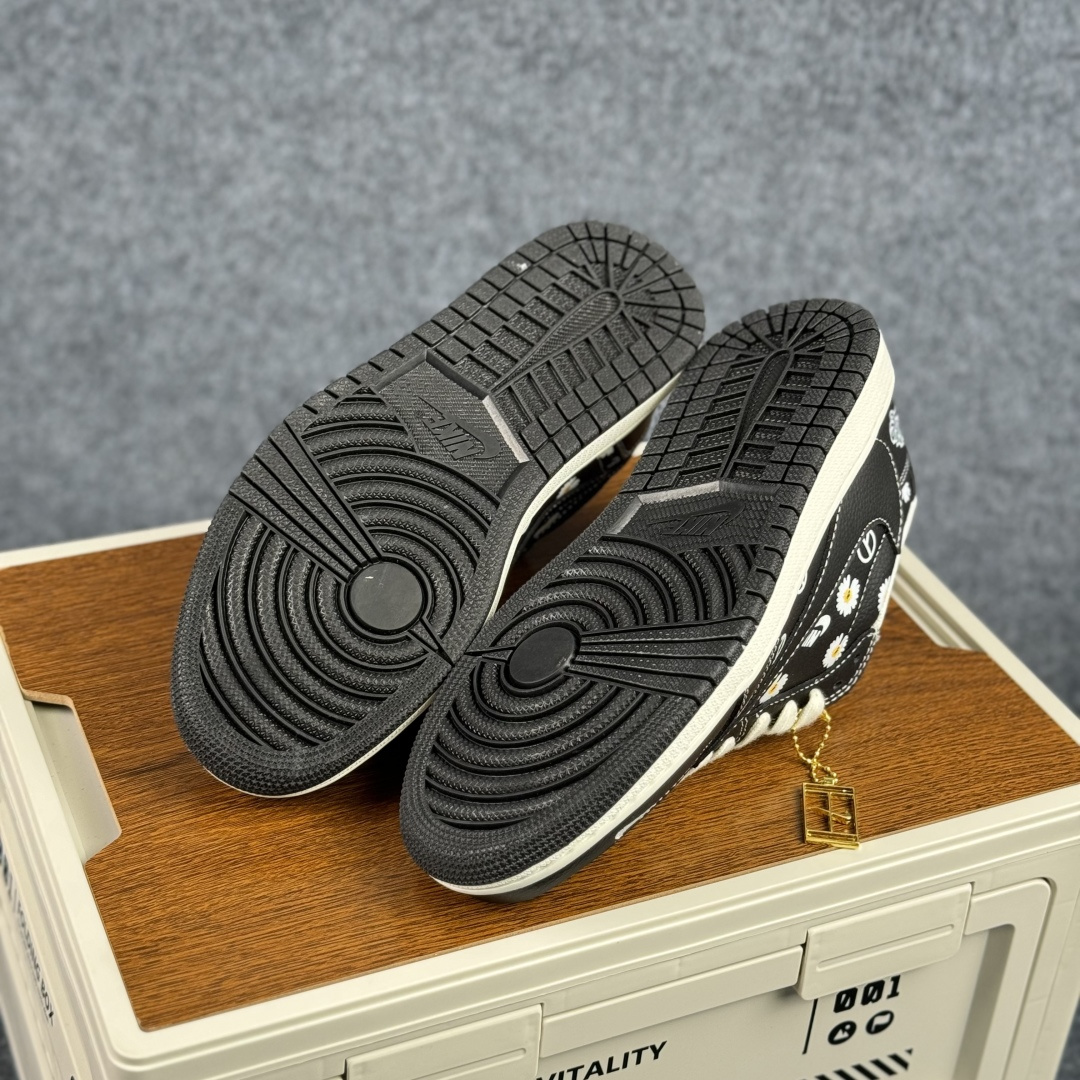 280 Nike Air Jordan 1 x Travis Scott AJ1倒勾 乔一倒钩 ‘DIY’定制 耐克 低帮文化篮球鞋 DZ2688-011-Chinese UA Cheap High Quatity Brand Clothes Bags handbags Sneakers wholesale wholesaler seller from China Factory suppliers Fashion Clothing Shoes best Quality Beautiful Price 280 Nike Air Jordan 1 x Travis Scott AJ1倒勾 乔一倒钩 ‘DIY’定制 耐克 低帮文化篮球鞋 DZ2688-011