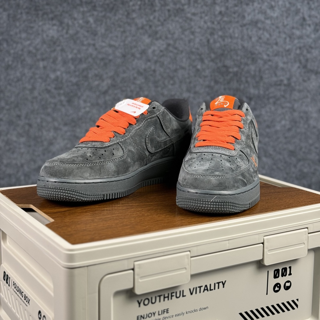 260 Nike Air Force 1'07 Low 马年限定 岩灰缀橙 空军一号低帮休闲板鞋 FV3694-105-Chinese UA Cheap High Quatity Brand Clothes Bags handbags Sneakers wholesale wholesaler seller from China Factory suppliers Fashion Clothing Shoes best Quality Beautiful Price 260 Nike Air Force 1'07 Low 马年限定 岩灰缀橙 空军一号低帮休闲板鞋 FV3694-105