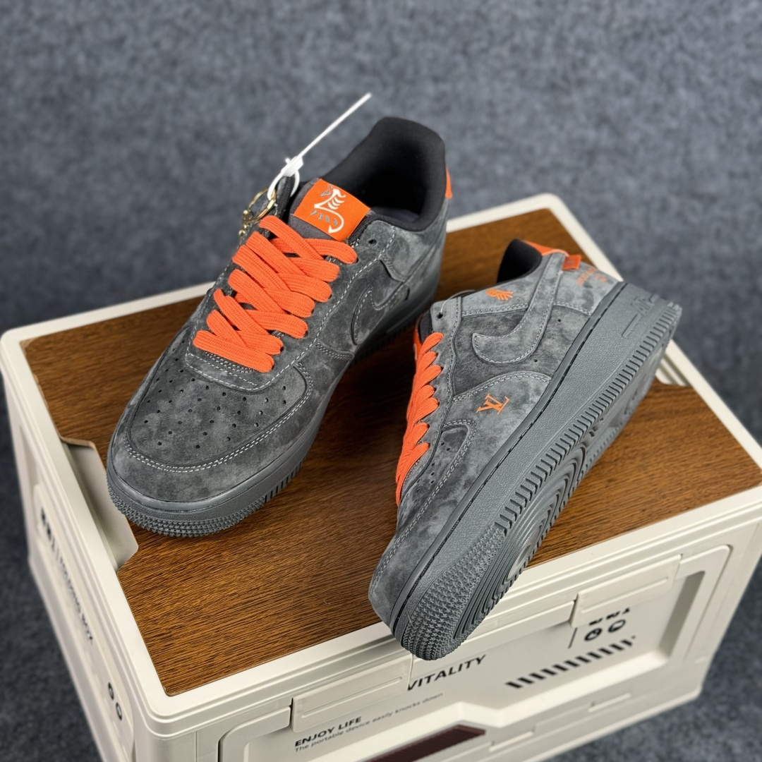 260 Nike Air Force 1'07 Low 马年限定 岩灰缀橙 空军一号低帮休闲板鞋 FV3694-105-Chinese UA Cheap High Quatity Brand Clothes Bags handbags Sneakers wholesale wholesaler seller from China Factory suppliers Fashion Clothing Shoes best Quality Beautiful Price 260 Nike Air Force 1'07 Low 马年限定 岩灰缀橙 空军一号低帮休闲板鞋 FV3694-105