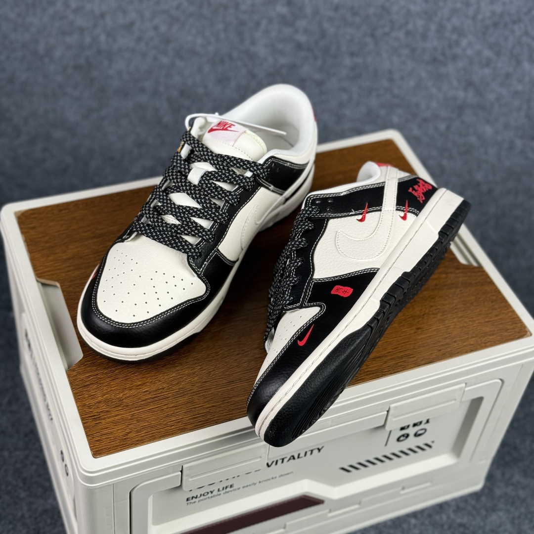 280 Nike Dunk Low Retro ‘DIY高端定制’马年大吉 耐克 低帮休闲运动板鞋 LX1988-821-Chinese UA Cheap High Quatity Brand Clothes Bags handbags Sneakers wholesale wholesaler seller from China Factory suppliers Fashion Clothing Shoes best Quality Beautiful Price 280 Nike Dunk Low Retro ‘DIY高端定制’马年大吉 耐克 低帮休闲运动板鞋 LX1988-821