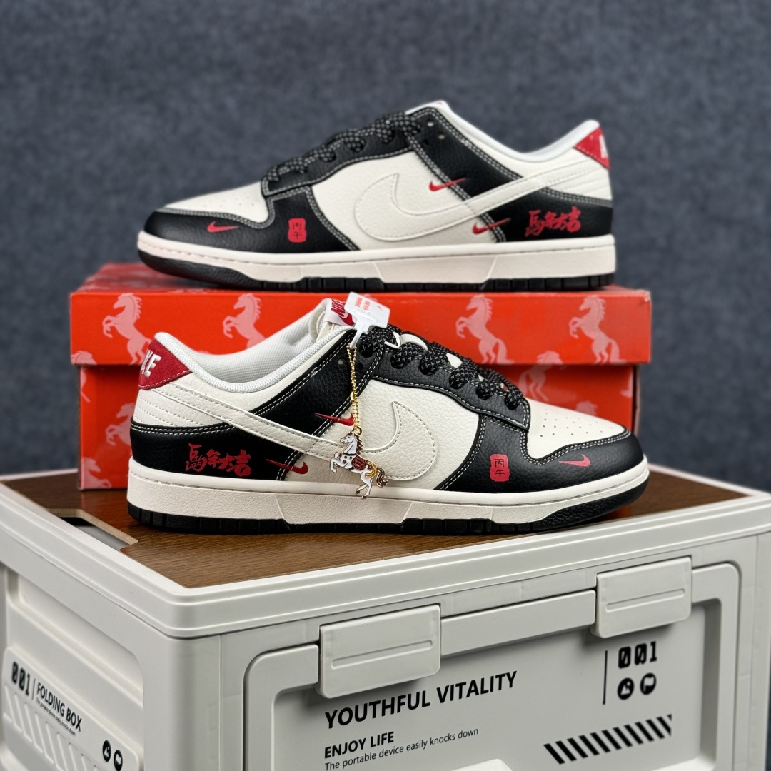 280 Nike Dunk Low Retro ‘DIY高端定制’马年大吉 耐克 低帮休闲运动板鞋 LX1988-821-Chinese UA Cheap High Quatity Brand Clothes Bags handbags Sneakers wholesale wholesaler seller from China Factory suppliers Fashion Clothing Shoes best Quality Beautiful Price 280 Nike Dunk Low Retro ‘DIY高端定制’马年大吉 耐克 低帮休闲运动板鞋 LX1988-821