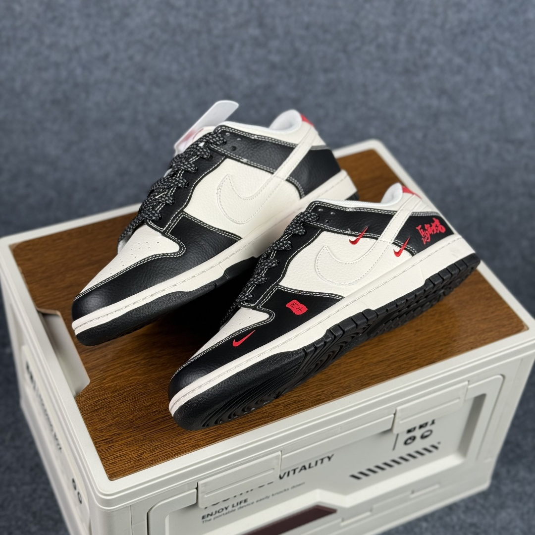 280 Nike Dunk Low Retro ‘DIY高端定制’马年大吉 耐克 低帮休闲运动板鞋 LX1988-821-Chinese UA Cheap High Quatity Brand Clothes Bags handbags Sneakers wholesale wholesaler seller from China Factory suppliers Fashion Clothing Shoes best Quality Beautiful Price 280 Nike Dunk Low Retro ‘DIY高端定制’马年大吉 耐克 低帮休闲运动板鞋 LX1988-821