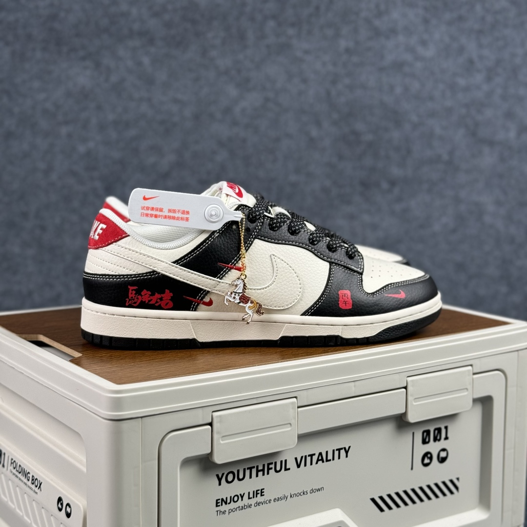 280 Nike Dunk Low Retro ‘DIY高端定制’马年大吉 耐克 低帮休闲运动板鞋 LX1988-821-Chinese UA Cheap High Quatity Brand Clothes Bags handbags Sneakers wholesale wholesaler seller from China Factory suppliers Fashion Clothing Shoes best Quality Beautiful Price 280 Nike Dunk Low Retro ‘DIY高端定制’马年大吉 耐克 低帮休闲运动板鞋 LX1988-821