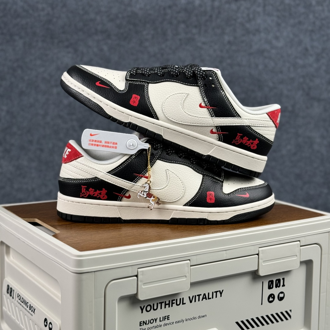 280 Nike Dunk Low Retro ‘DIY高端定制’马年大吉 耐克 低帮休闲运动板鞋 LX1988-821-Chinese UA Cheap High Quatity Brand Clothes Bags handbags Sneakers wholesale wholesaler seller from China Factory suppliers Fashion Clothing Shoes best Quality Beautiful Price 280 Nike Dunk Low Retro ‘DIY高端定制’马年大吉 耐克 低帮休闲运动板鞋 LX1988-821