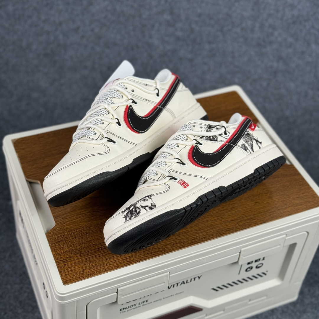280 Nike Dunk Low Retro ‘DIY高端定制’丙午 马年限定 耐克 低帮休闲运动板鞋 CX5050-Y59-Chinese UA Cheap High Quatity Brand Clothes Bags handbags Sneakers wholesale wholesaler seller from China Factory suppliers Fashion Clothing Shoes best Quality Beautiful Price 280 Nike Dunk Low Retro ‘DIY高端定制’丙午 马年限定 耐克 低帮休闲运动板鞋 CX5050-Y59