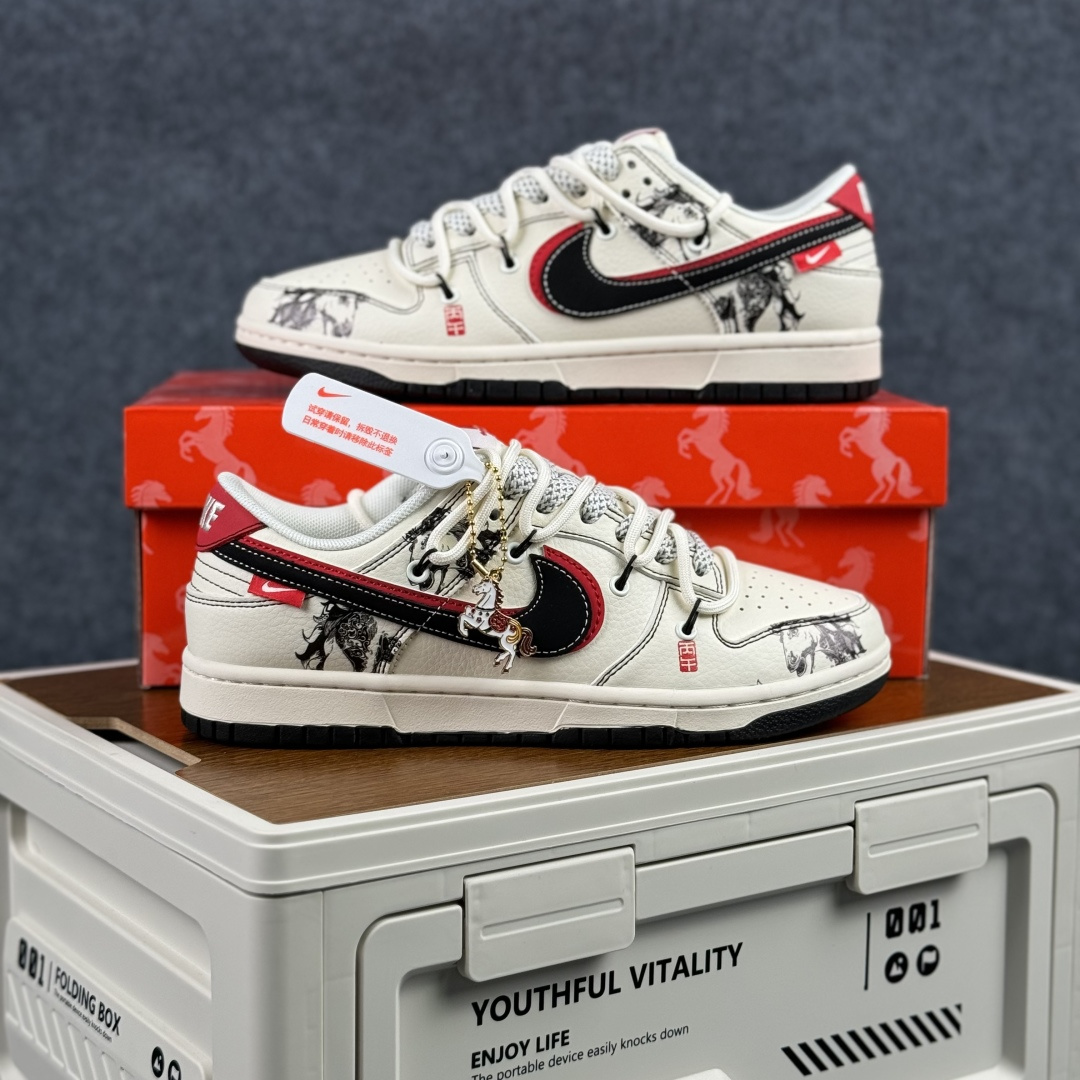 280 Nike Dunk Low Retro ‘DIY高端定制’丙午 马年限定 耐克 低帮休闲运动板鞋 CX5050-Y59-Chinese UA Cheap High Quatity Brand Clothes Bags handbags Sneakers wholesale wholesaler seller from China Factory suppliers Fashion Clothing Shoes best Quality Beautiful Price 280 Nike Dunk Low Retro ‘DIY高端定制’丙午 马年限定 耐克 低帮休闲运动板鞋 CX5050-Y59