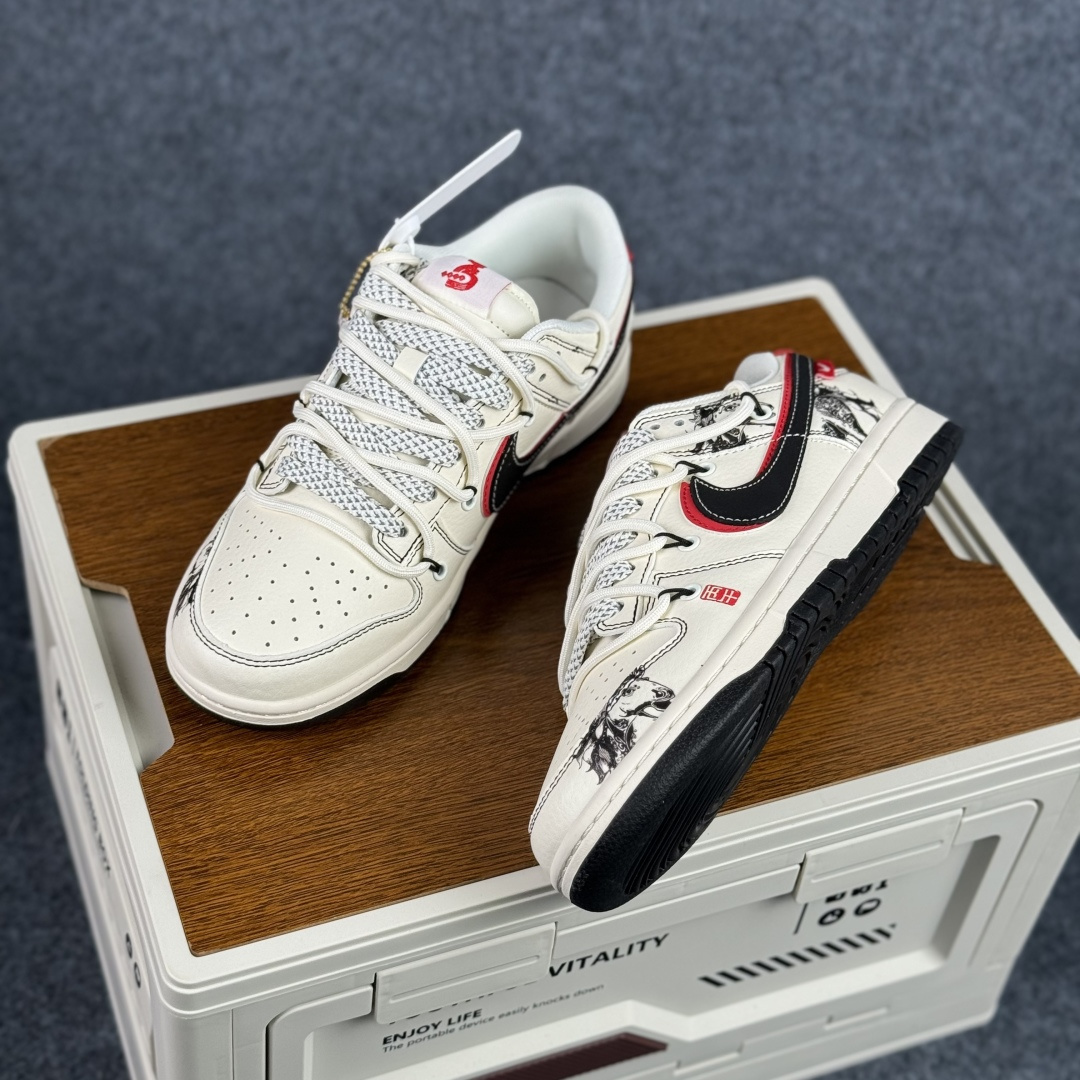 280 Nike Dunk Low Retro ‘DIY高端定制’丙午 马年限定 耐克 低帮休闲运动板鞋 CX5050-Y59-Chinese UA Cheap High Quatity Brand Clothes Bags handbags Sneakers wholesale wholesaler seller from China Factory suppliers Fashion Clothing Shoes best Quality Beautiful Price 280 Nike Dunk Low Retro ‘DIY高端定制’丙午 马年限定 耐克 低帮休闲运动板鞋 CX5050-Y59