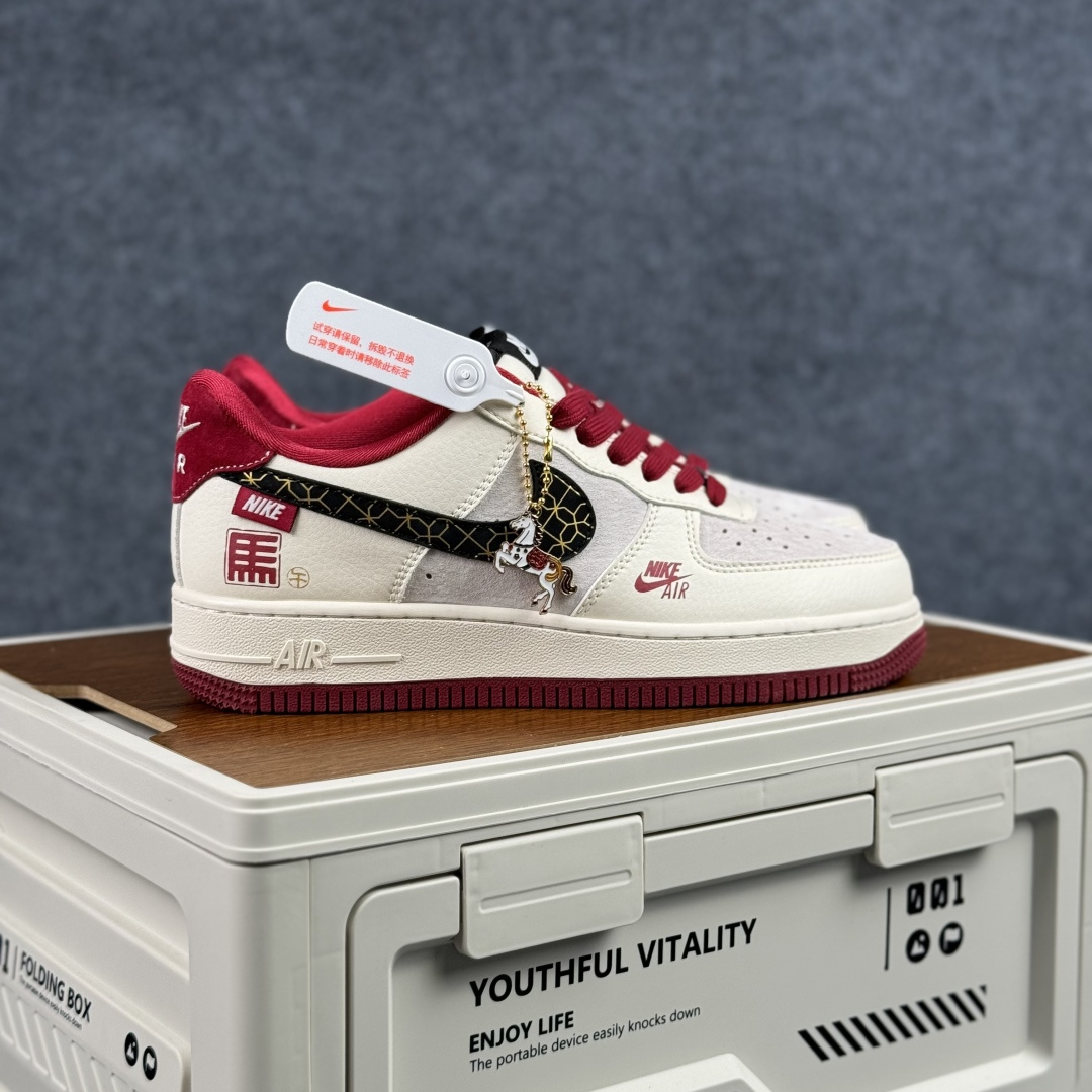 260 Nike Air Force 1'07 Low 马年 米白红 空军一号低帮休闲板鞋 JP2026-150-Chinese UA Cheap High Quatity Brand Clothes Bags handbags Sneakers wholesale wholesaler seller from China Factory suppliers Fashion Clothing Shoes best Quality Beautiful Price 260 Nike Air Force 1'07 Low 马年 米白红 空军一号低帮休闲板鞋 JP2026-150