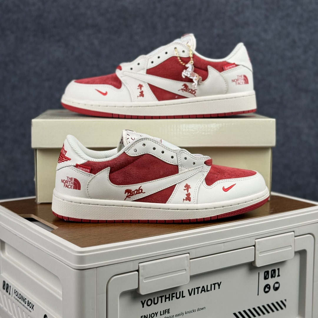 280 联名王炸!AIR JORDAN 1马年联名款太顶了红白麂皮质感拉满,Supreme+北面双标加持 DM7866-123-Chinese UA Cheap High Quatity Brand Clothes Bags handbags Sneakers wholesale wholesaler seller from China Factory suppliers Fashion Clothing Shoes best Quality Beautiful Price 280 联名王炸!AIR JORDAN 1马年联名款太顶了红白麂皮质感拉满,Supreme+北面双标加持 DM7866-123