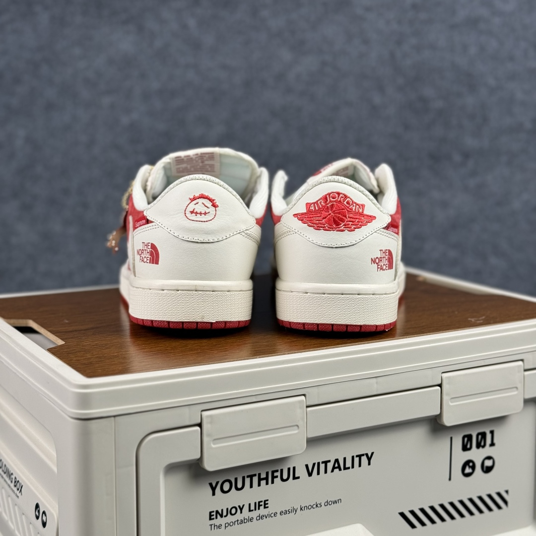 280 联名王炸!AIR JORDAN 1马年联名款太顶了红白麂皮质感拉满,Supreme+北面双标加持 DM7866-123-Chinese UA Cheap High Quatity Brand Clothes Bags handbags Sneakers wholesale wholesaler seller from China Factory suppliers Fashion Clothing Shoes best Quality Beautiful Price 280 联名王炸!AIR JORDAN 1马年联名款太顶了红白麂皮质感拉满,Supreme+北面双标加持 DM7866-123